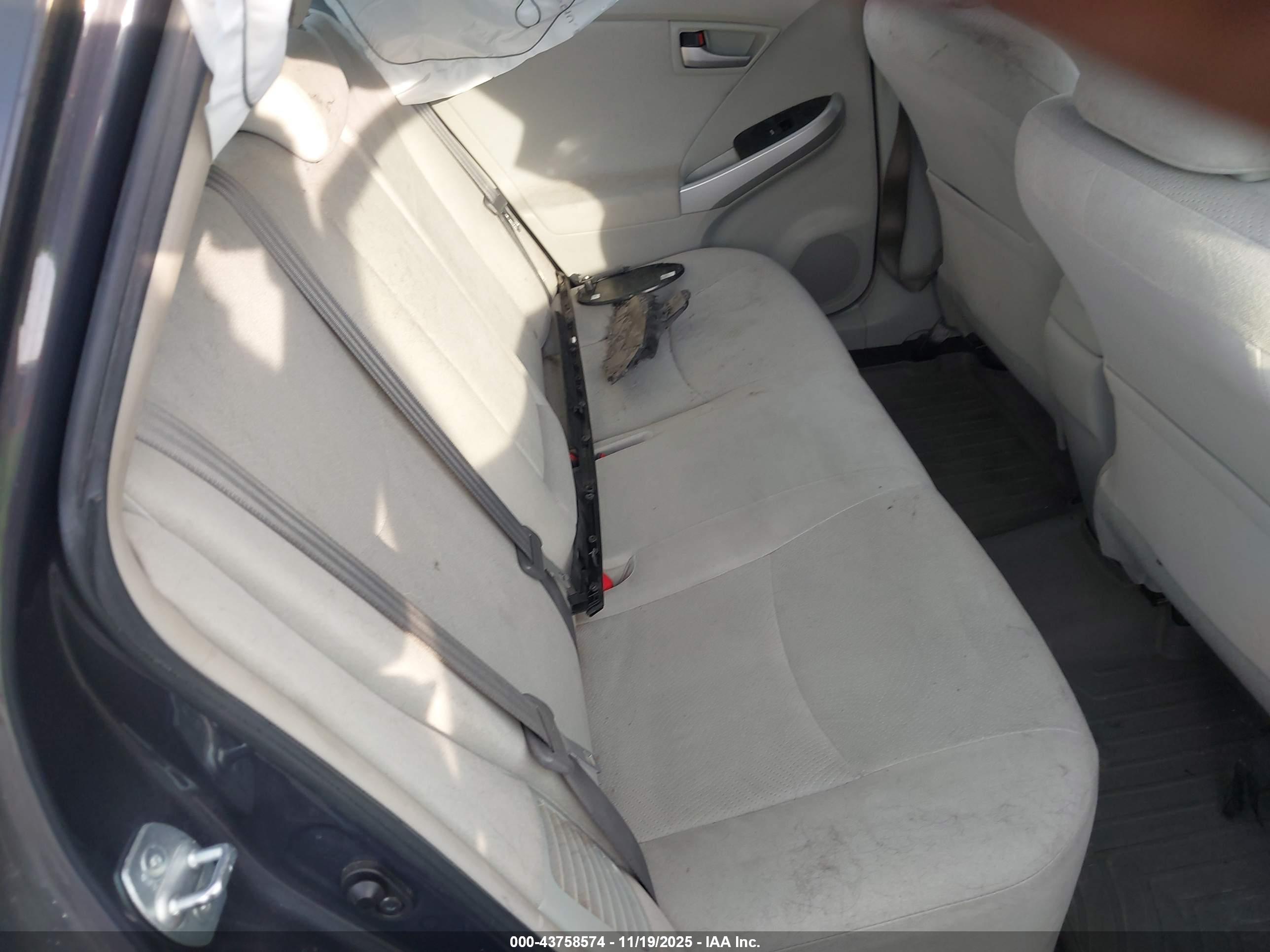 TOYOTA PRIUS image 8