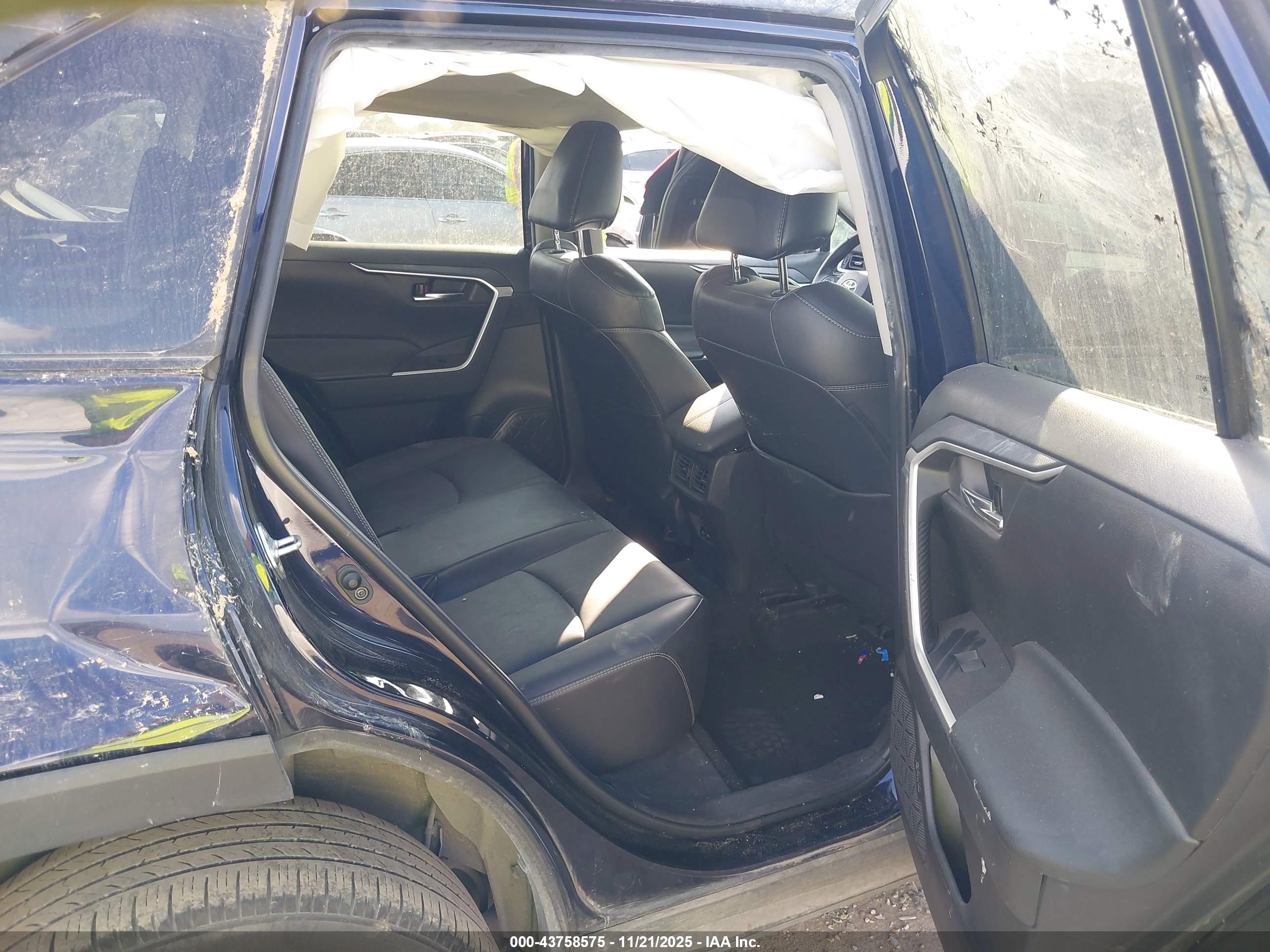 TOYOTA RAV4 image 8