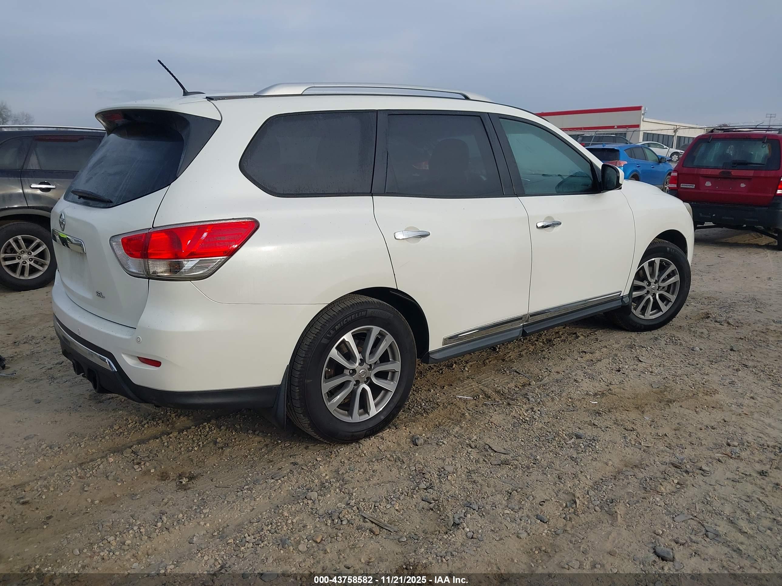 NISSAN PATHFINDER image 4