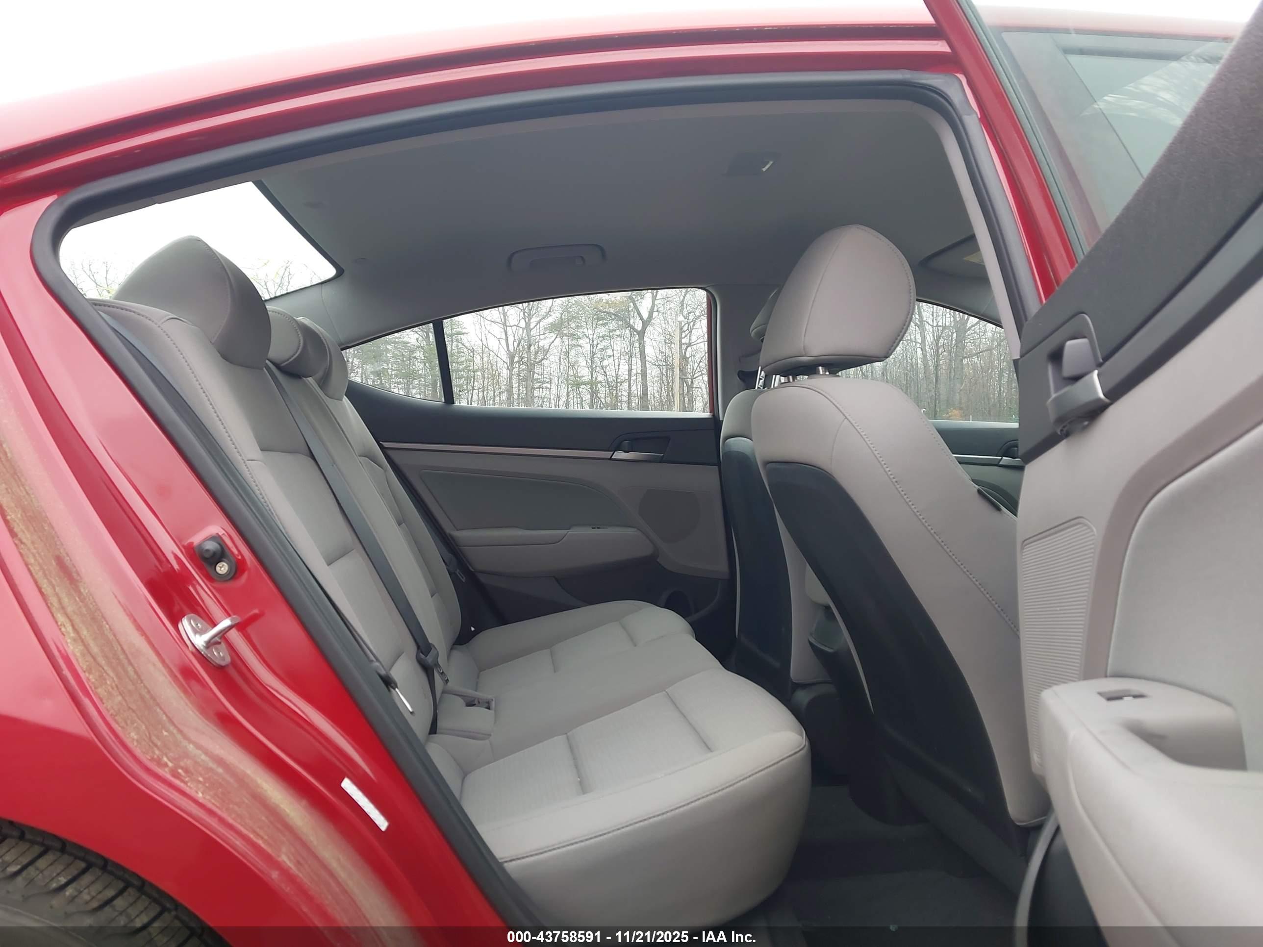 HYUNDAI ELANTRA image 8