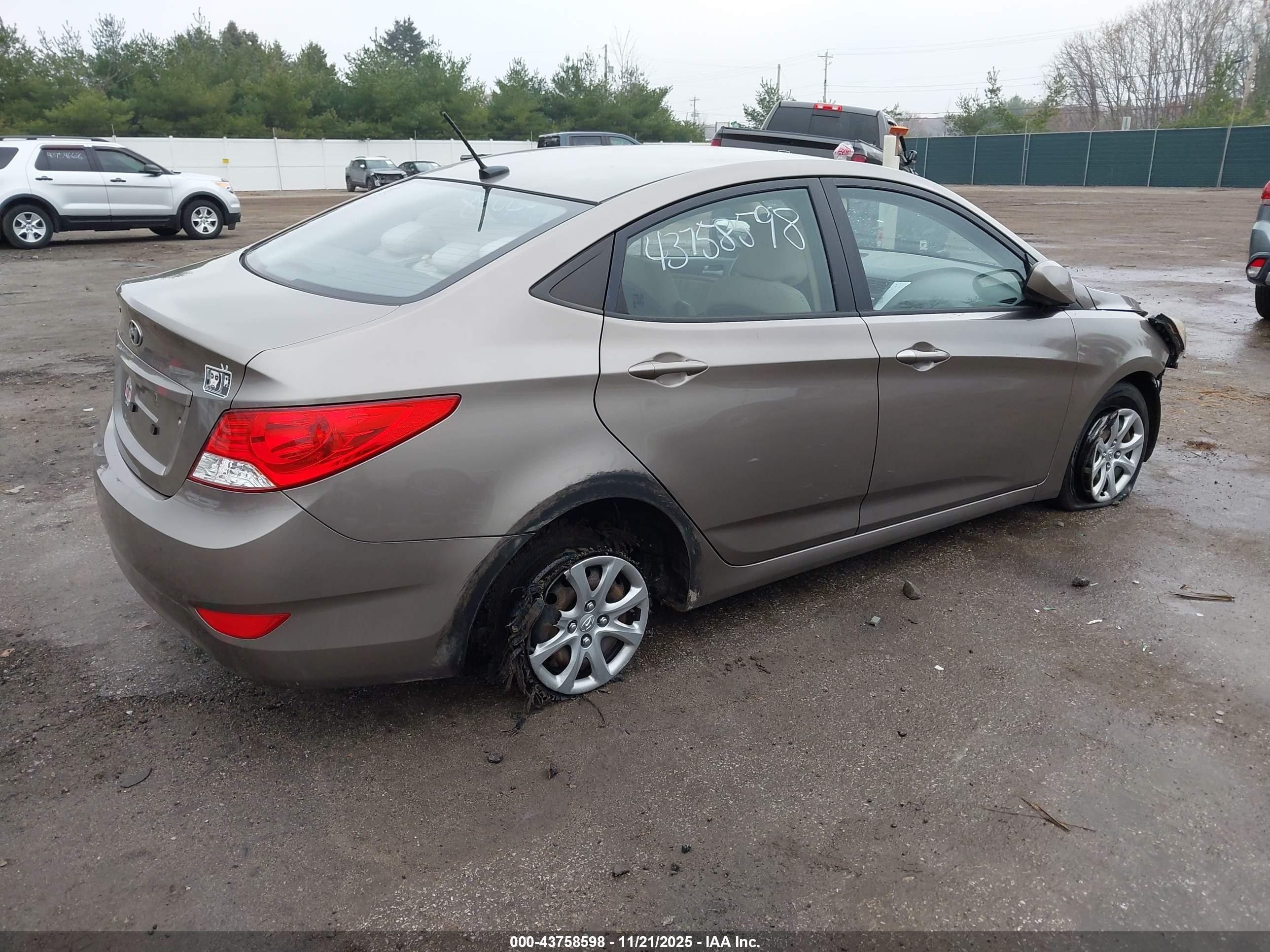 HYUNDAI ACCENT image 4