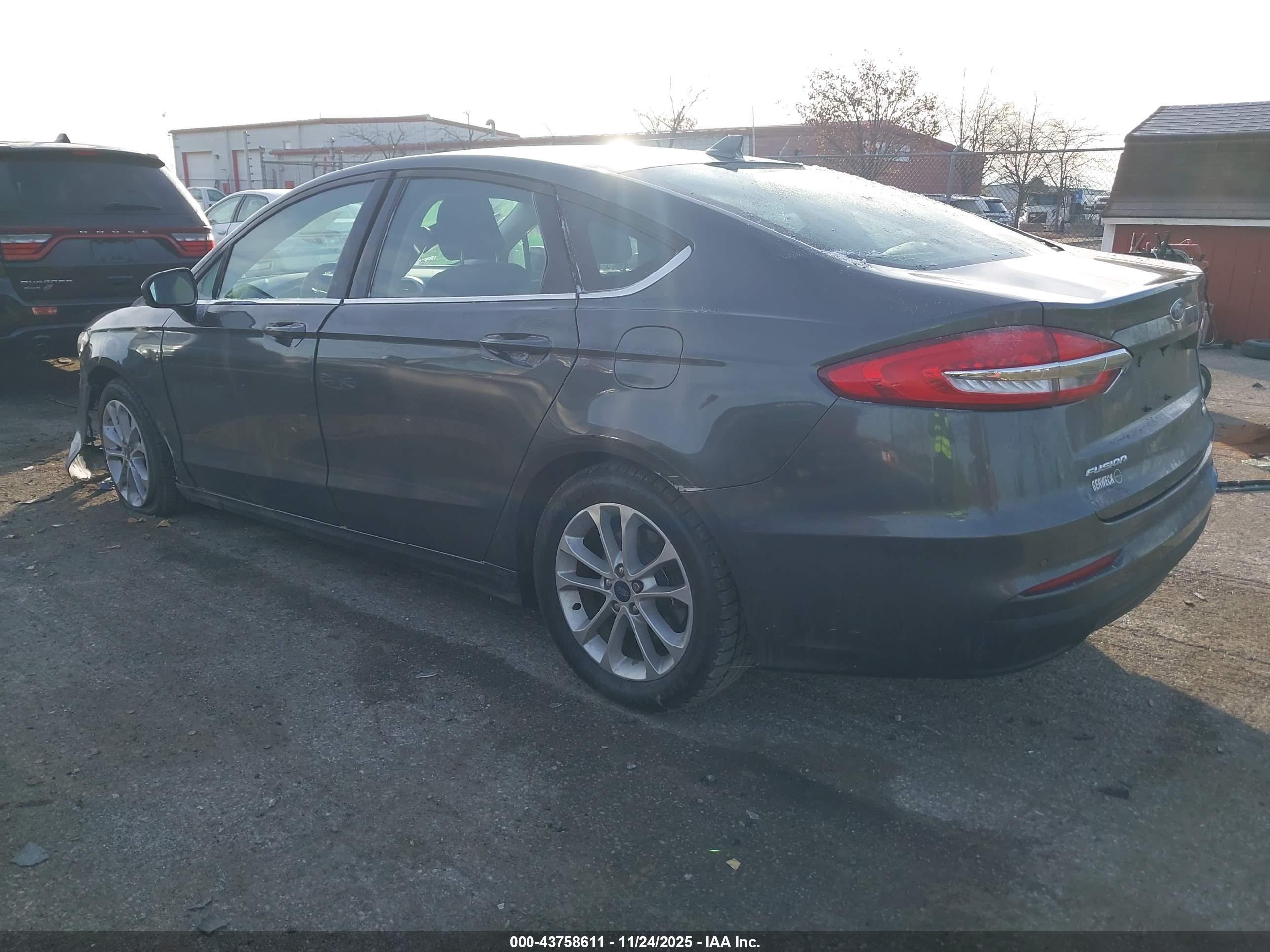 FORD FUSION image 3