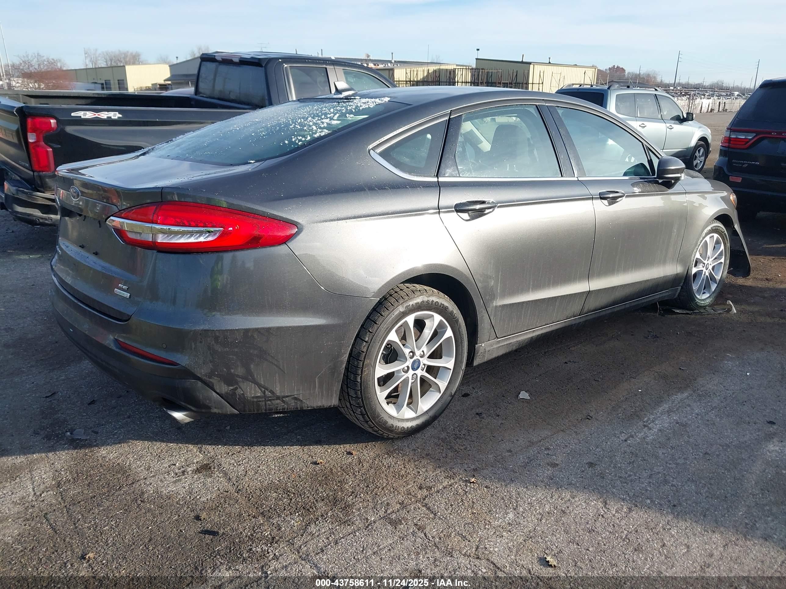 FORD FUSION image 4