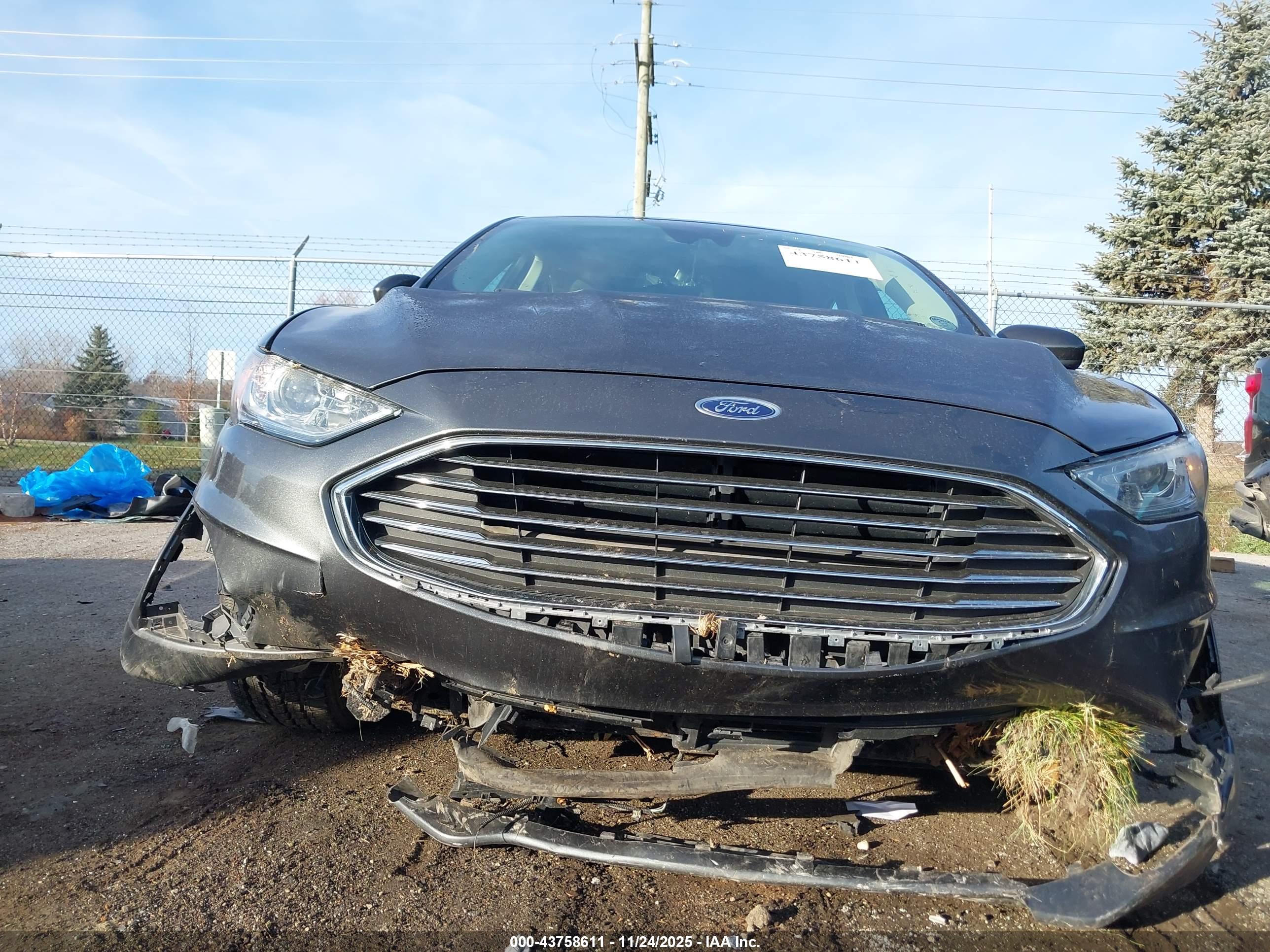 FORD FUSION image 6