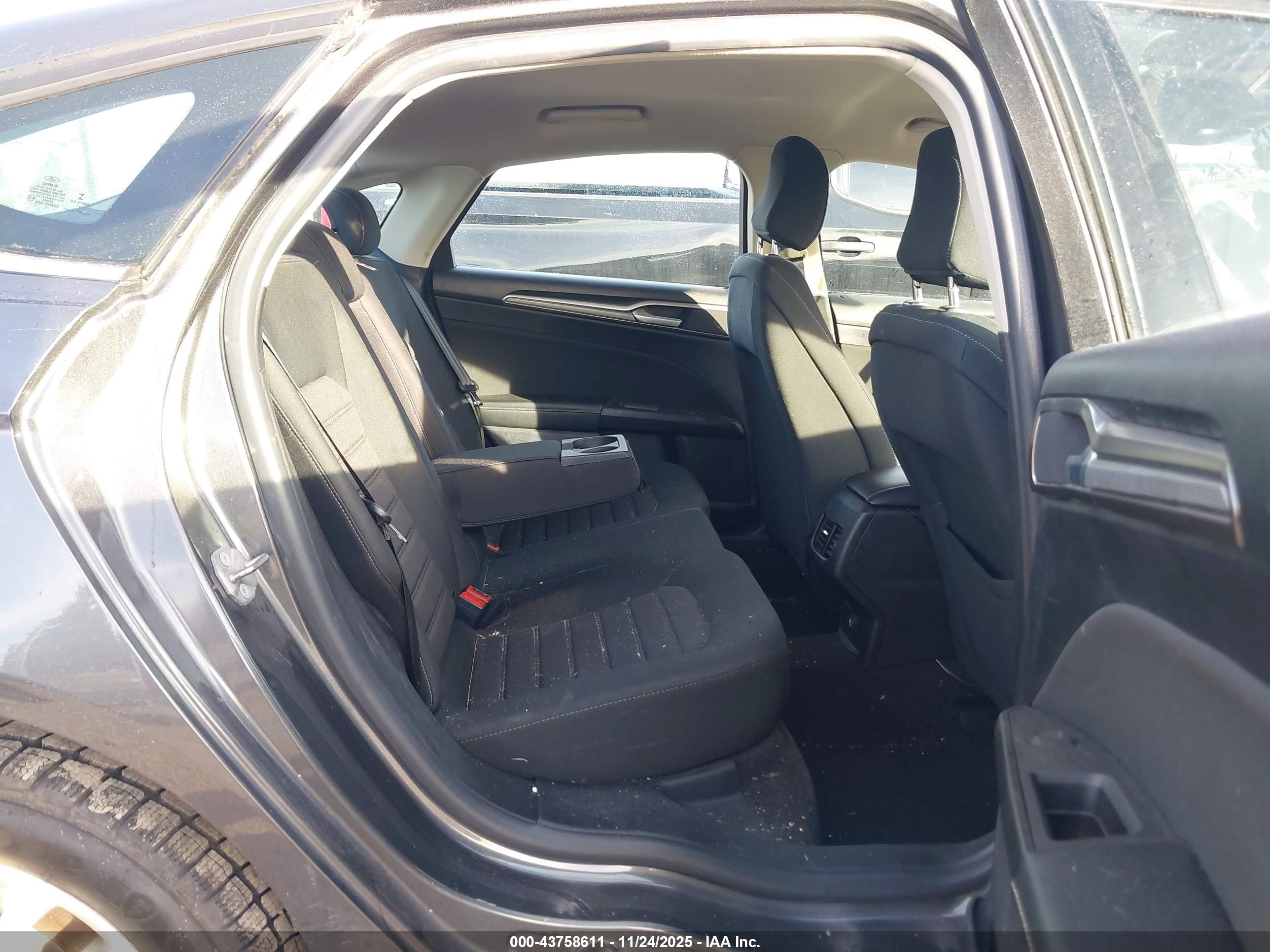 FORD FUSION image 8
