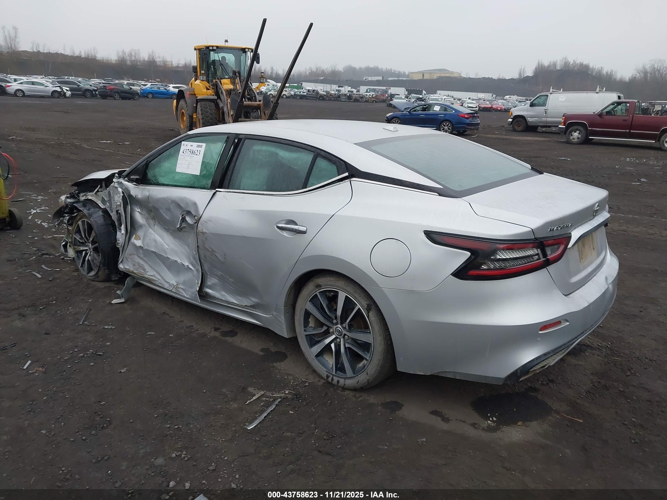 NISSAN MAXIMA image 3