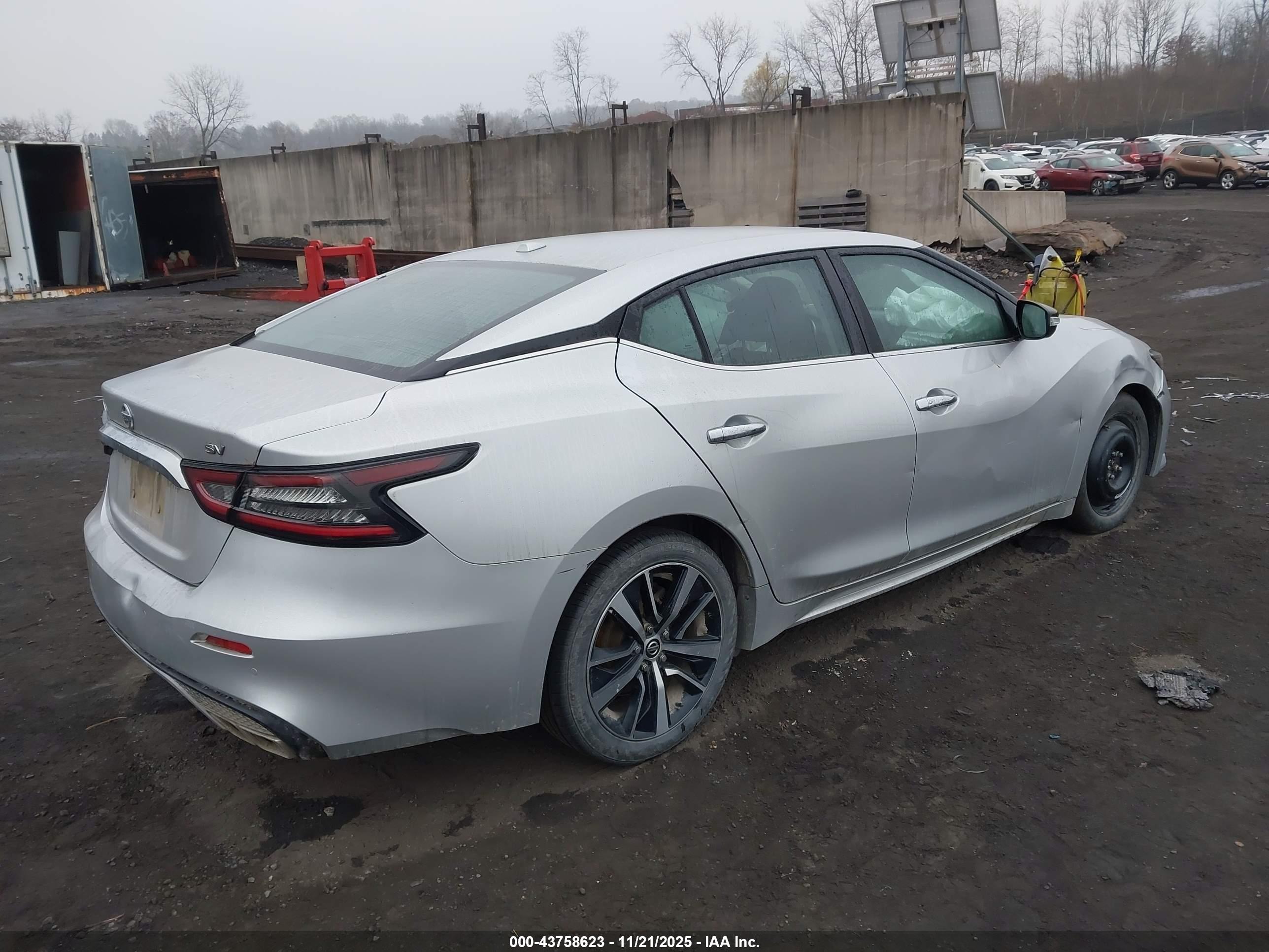 NISSAN MAXIMA image 4