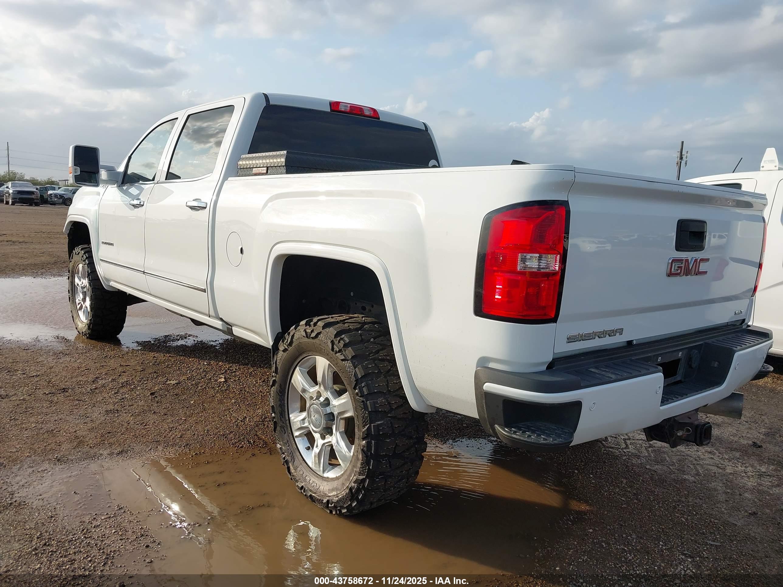 GMC SIERRA image 3