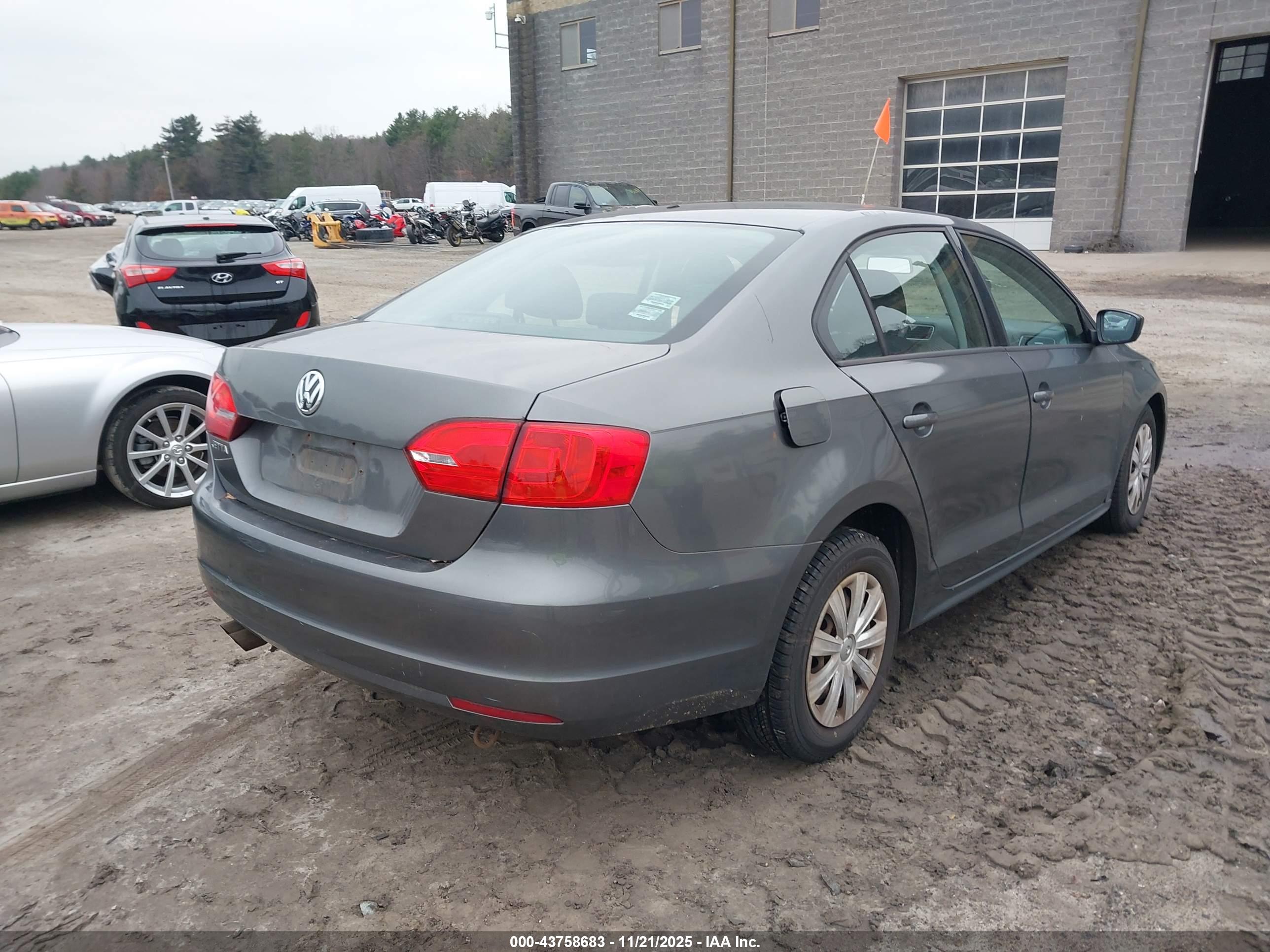 VOLKSWAGEN JETTA image 4