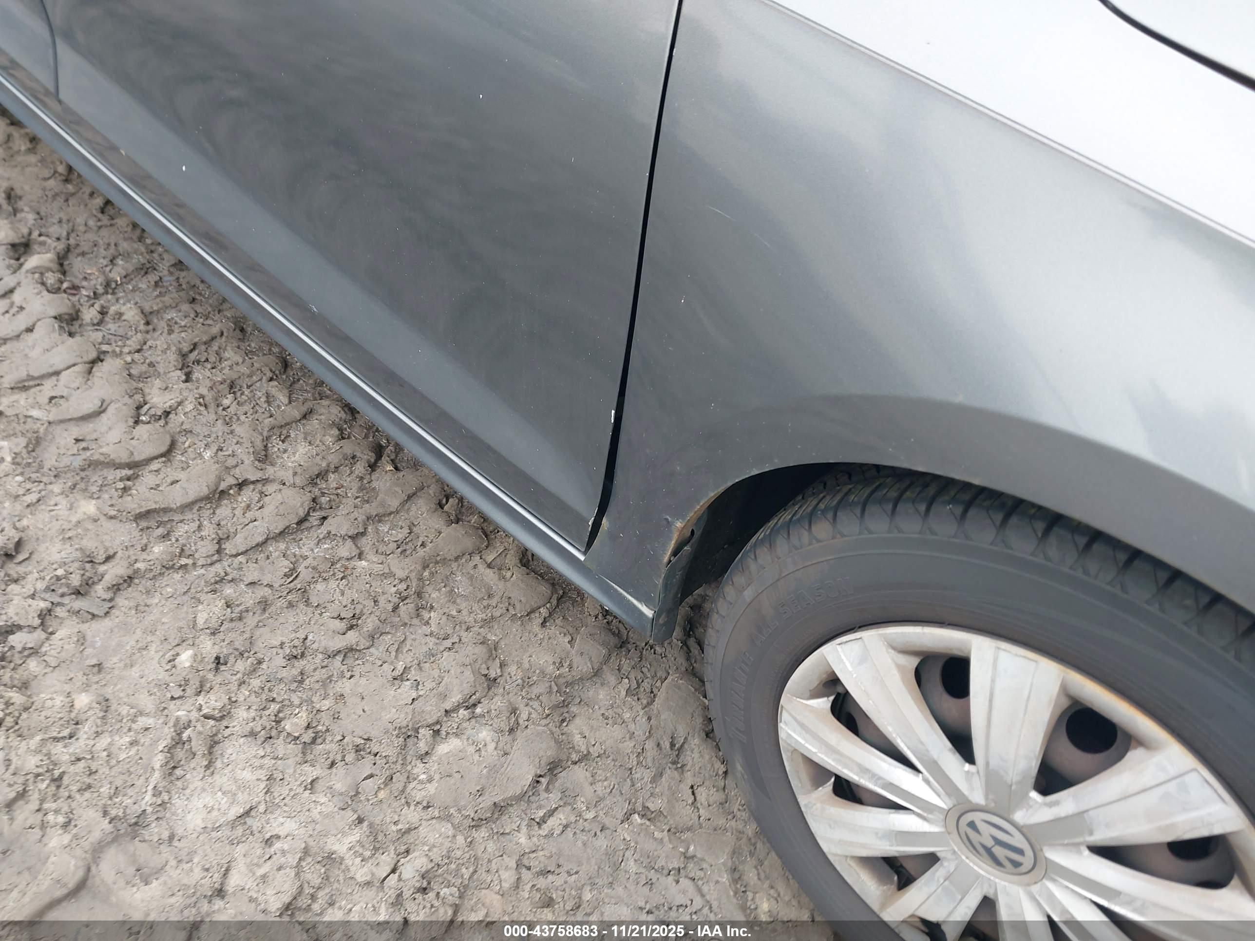 VOLKSWAGEN JETTA image 6