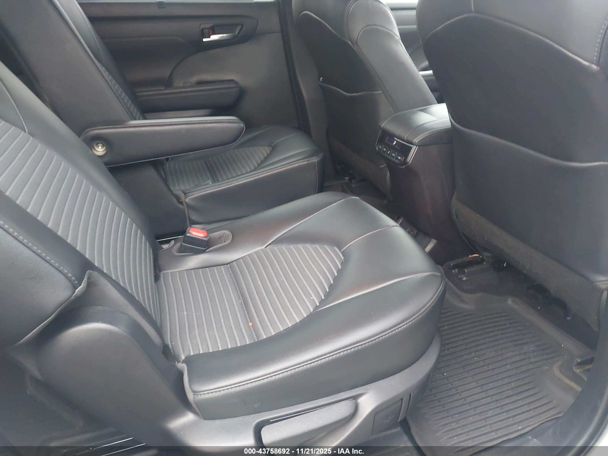TOYOTA HIGHLANDER image 8