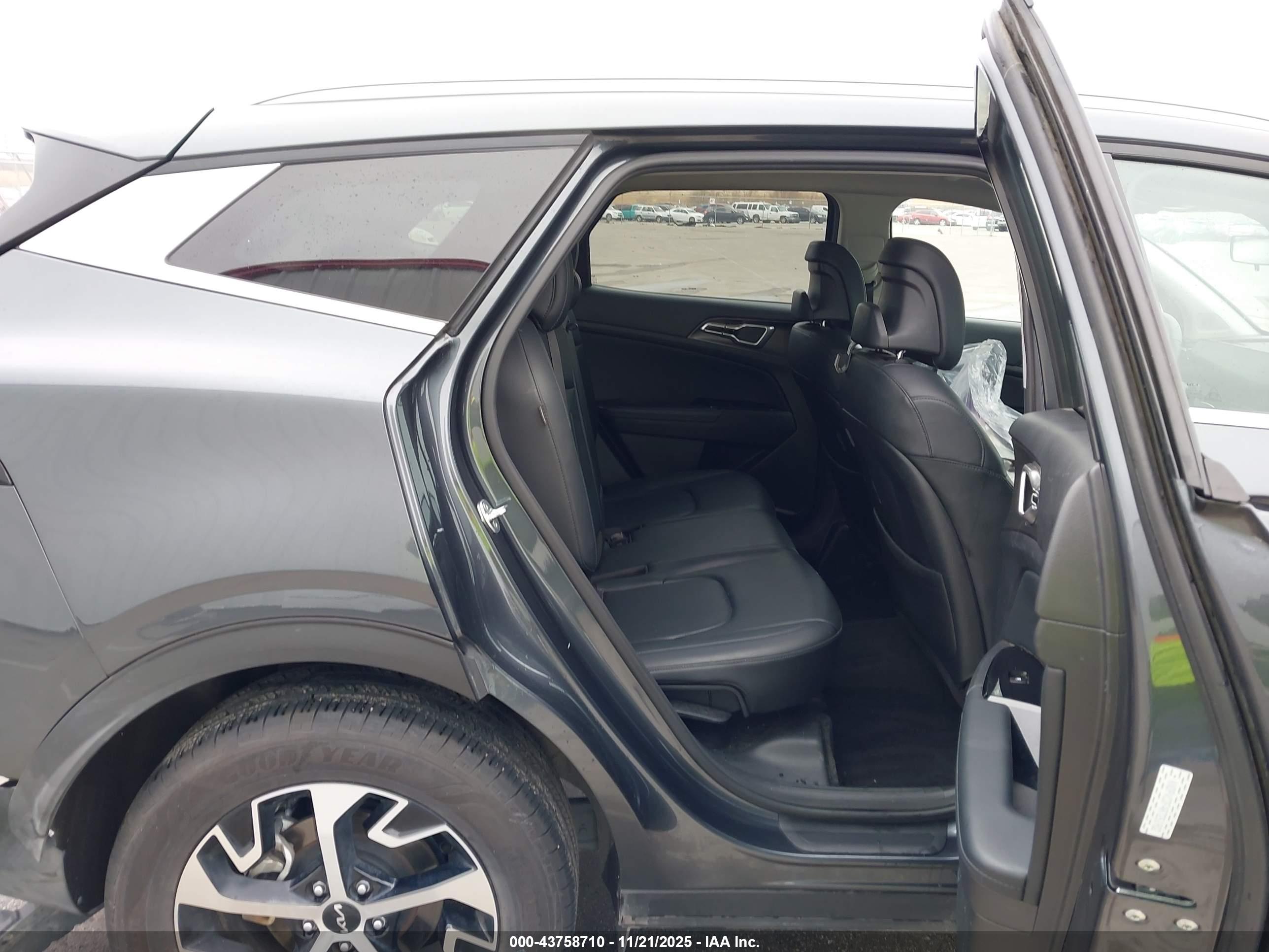 KIA SPORTAGE image 8