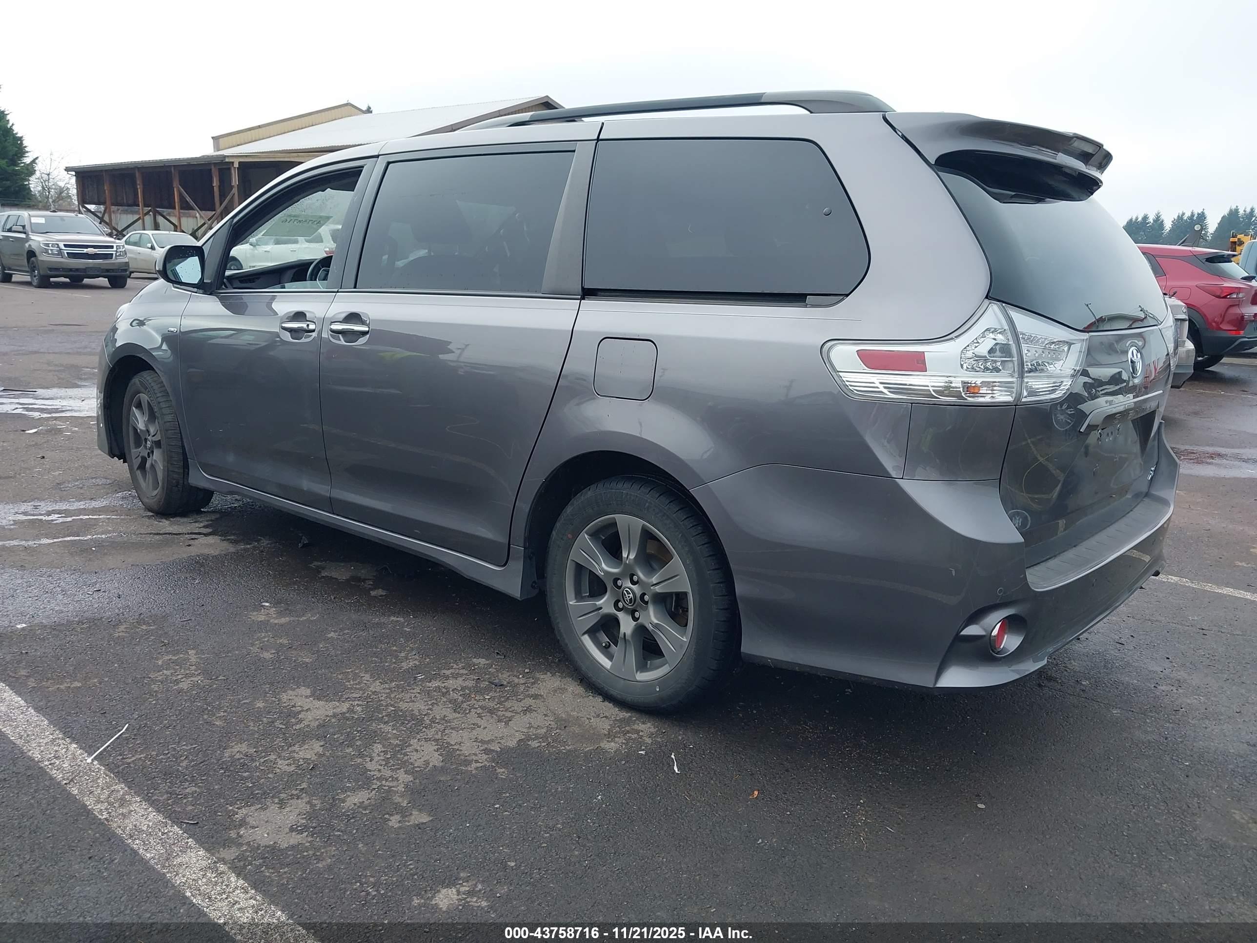 TOYOTA SIENNA image 3