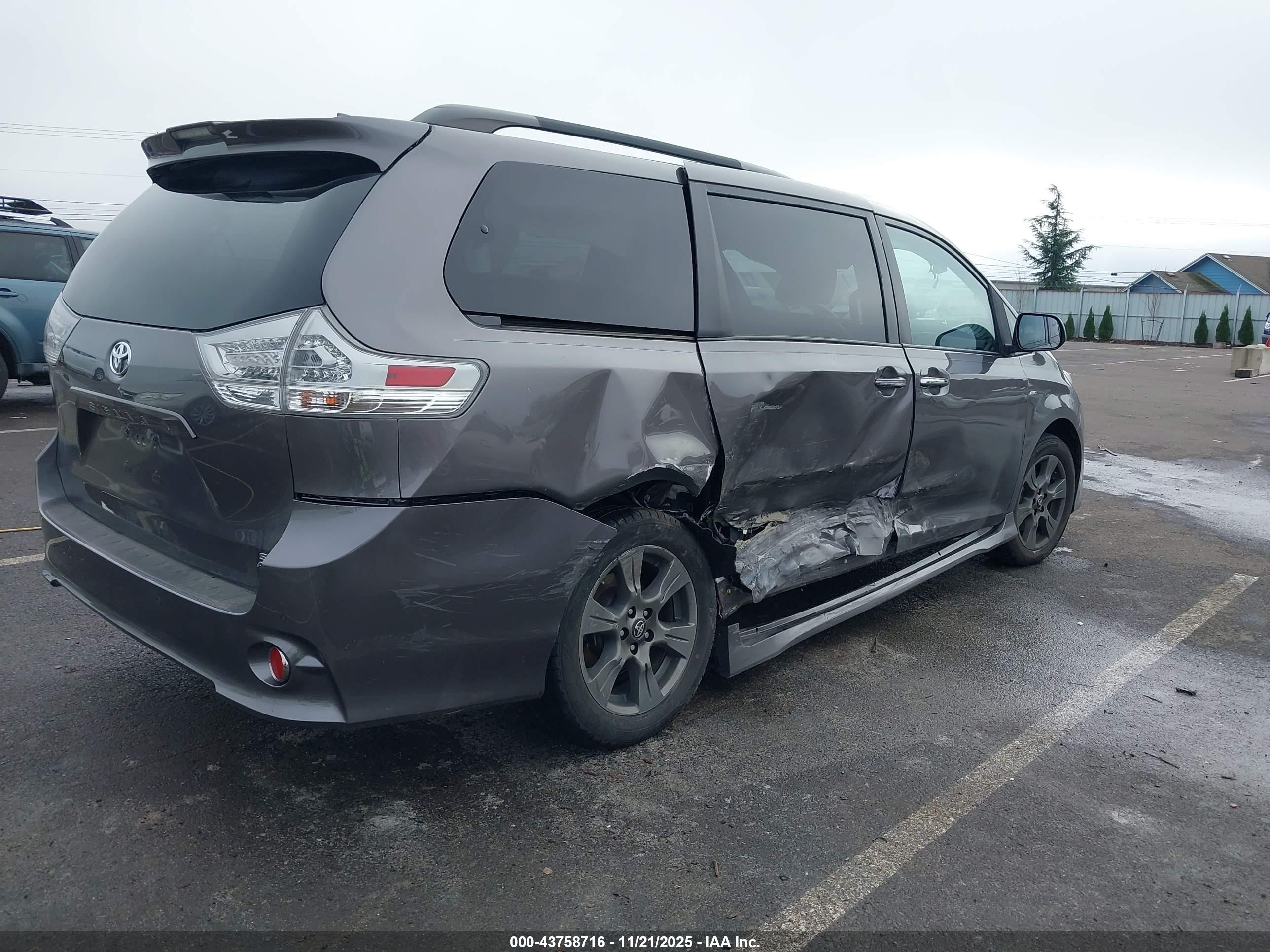 TOYOTA SIENNA image 4