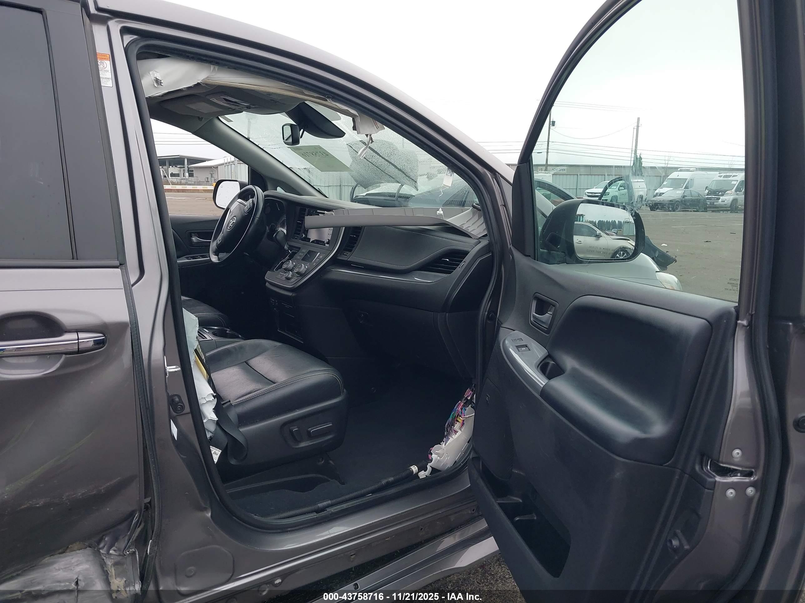 TOYOTA SIENNA image 5