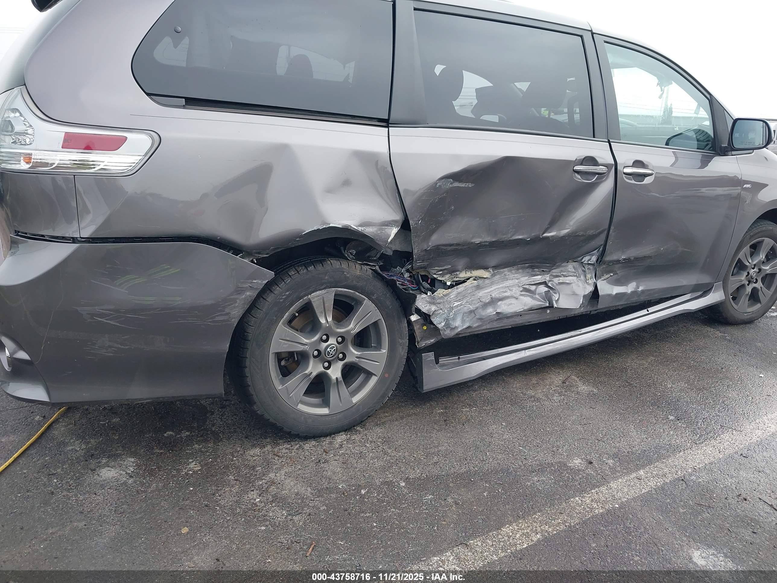 TOYOTA SIENNA image 6