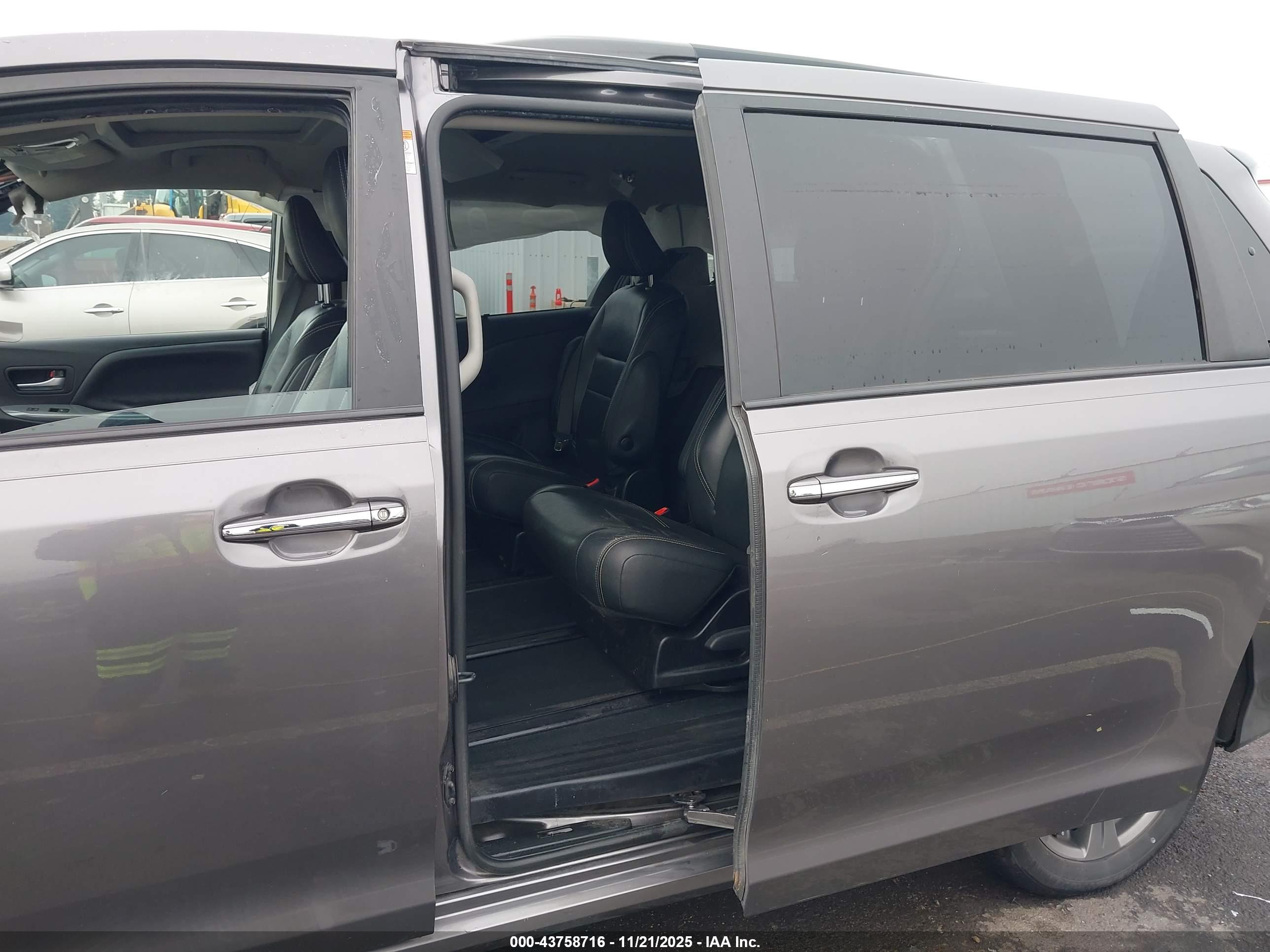 TOYOTA SIENNA image 8