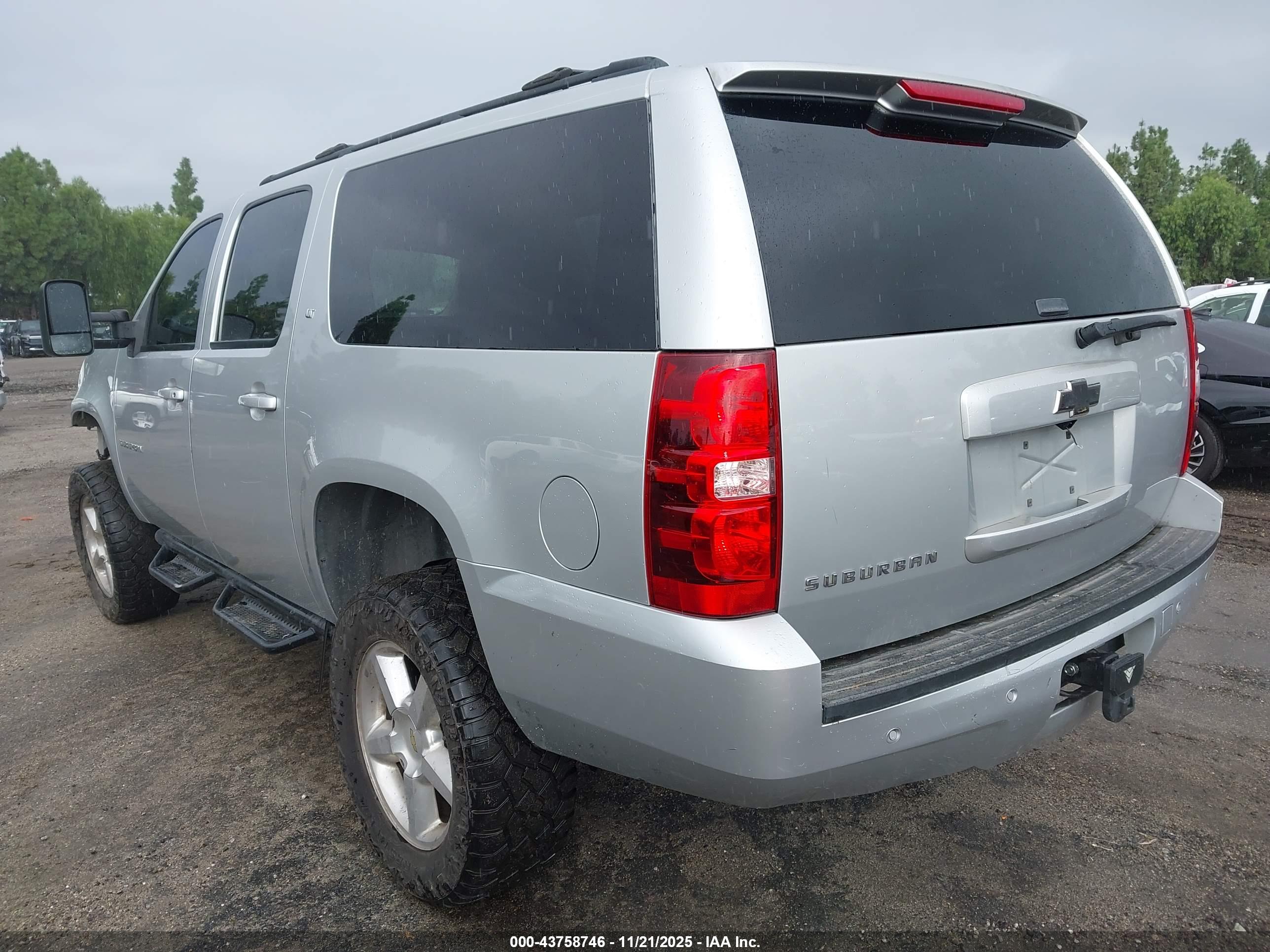 CHEVROLET SUBURBAN image 3