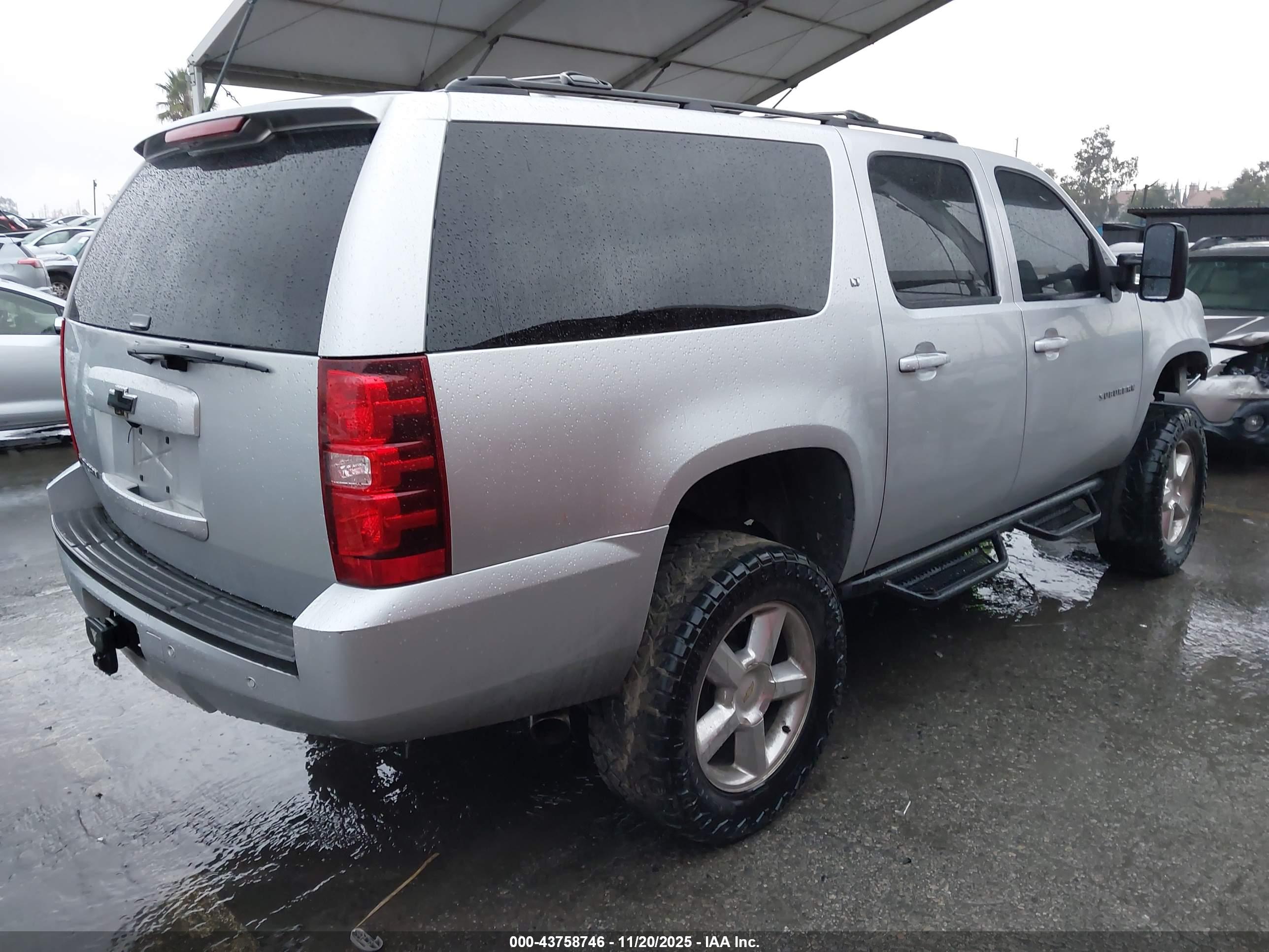 CHEVROLET SUBURBAN image 4
