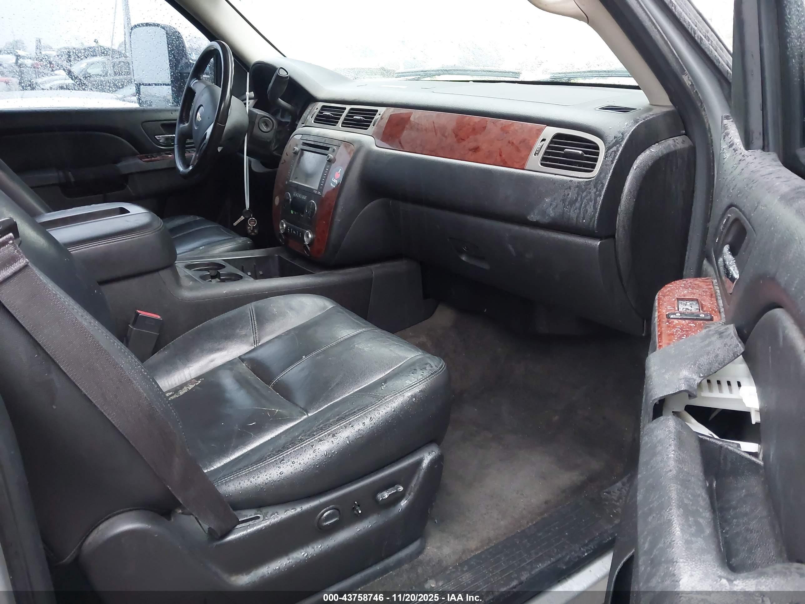 CHEVROLET SUBURBAN image 5