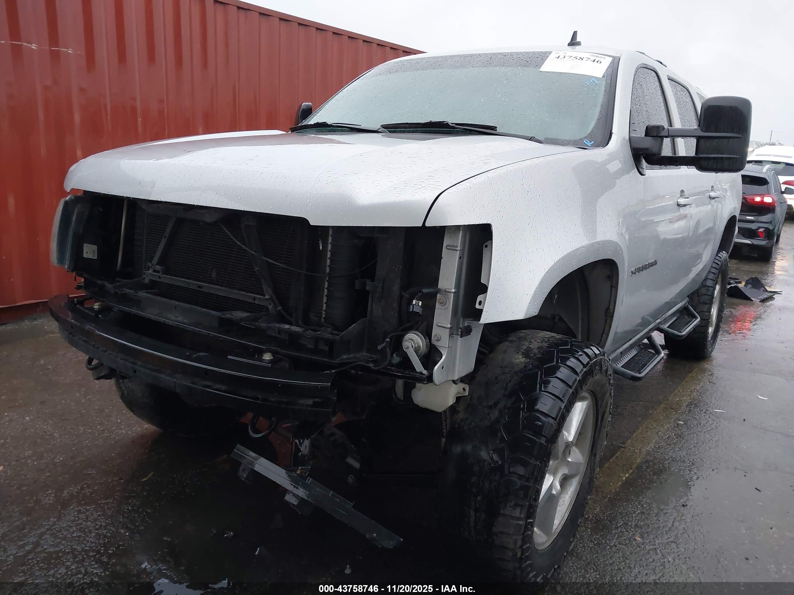 CHEVROLET SUBURBAN image 6