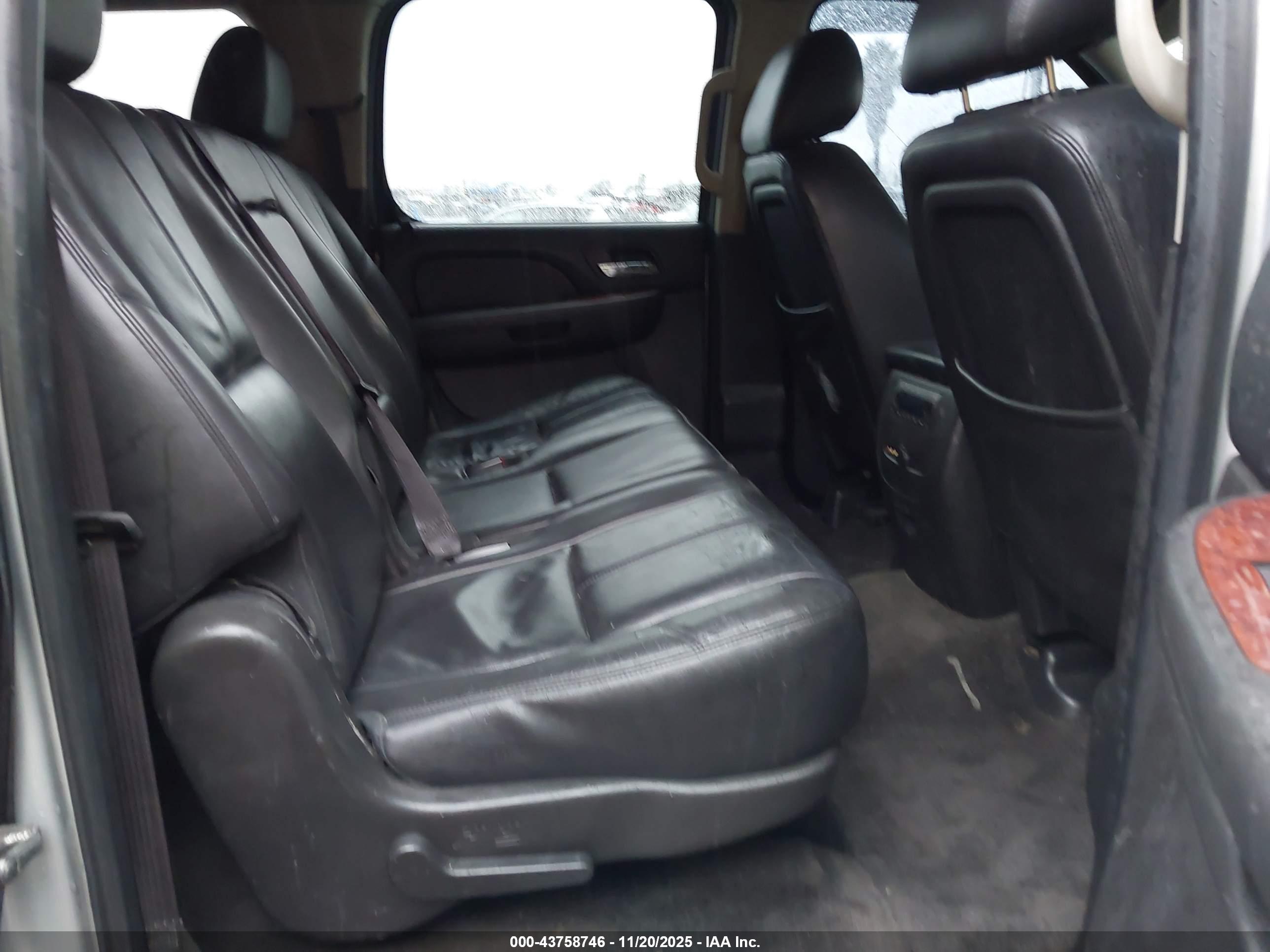CHEVROLET SUBURBAN image 8