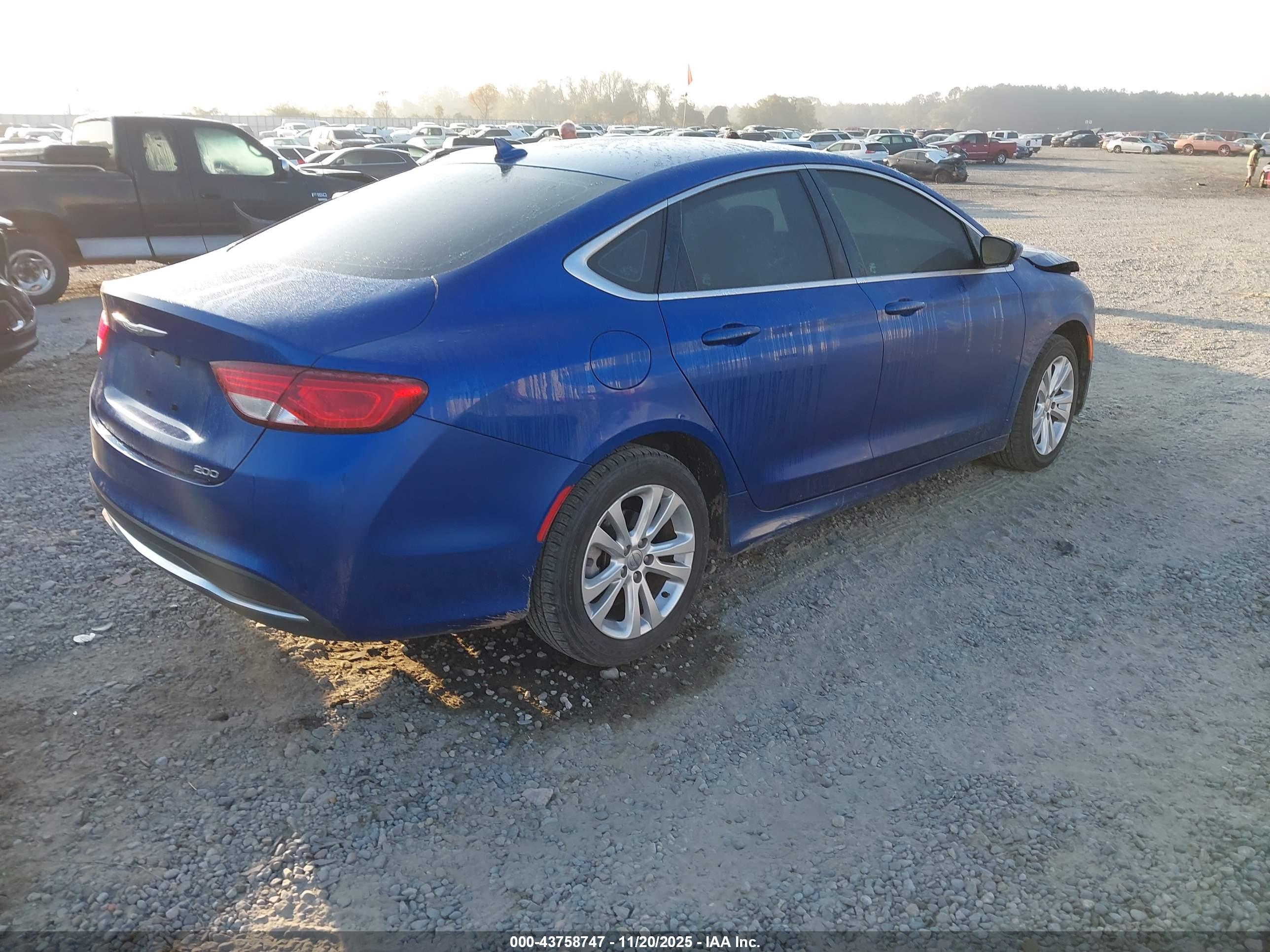 CHRYSLER 200 image 4