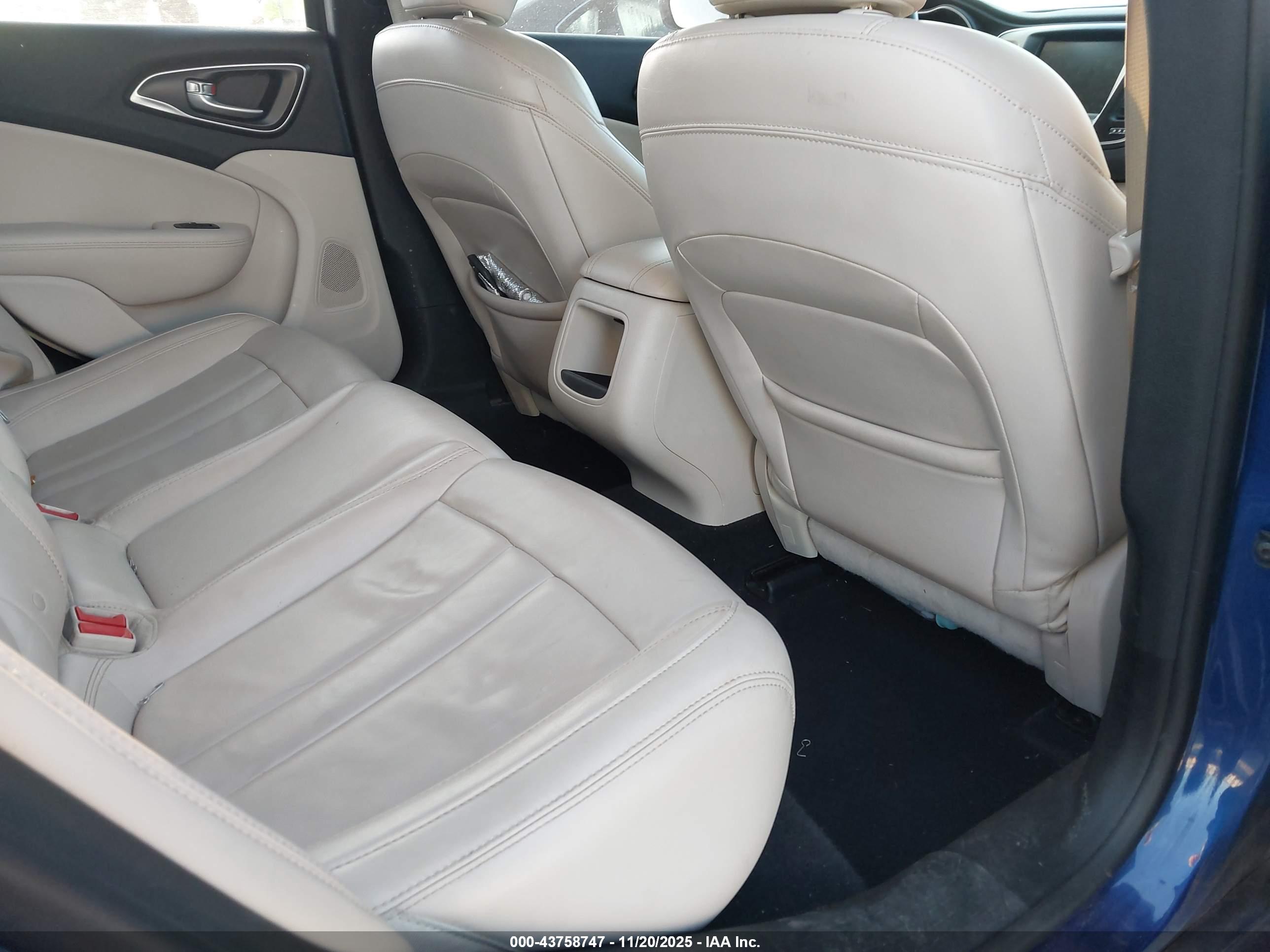 CHRYSLER 200 image 8