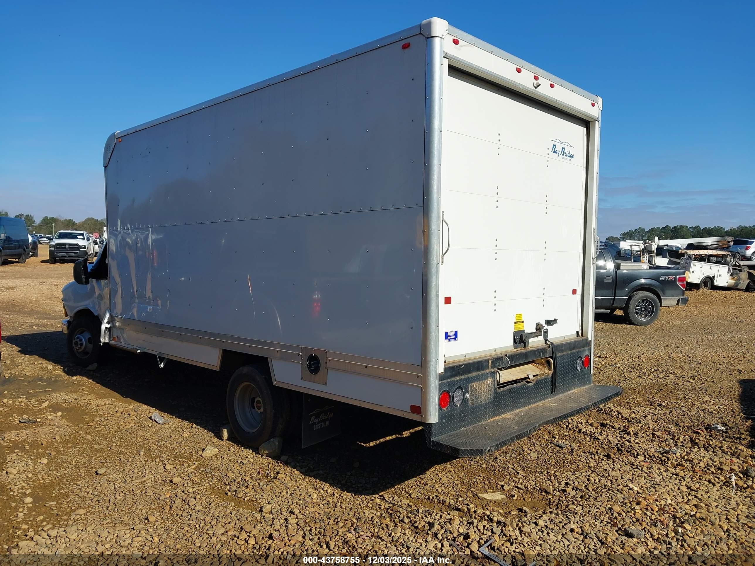 GMC SAVANA image 3
