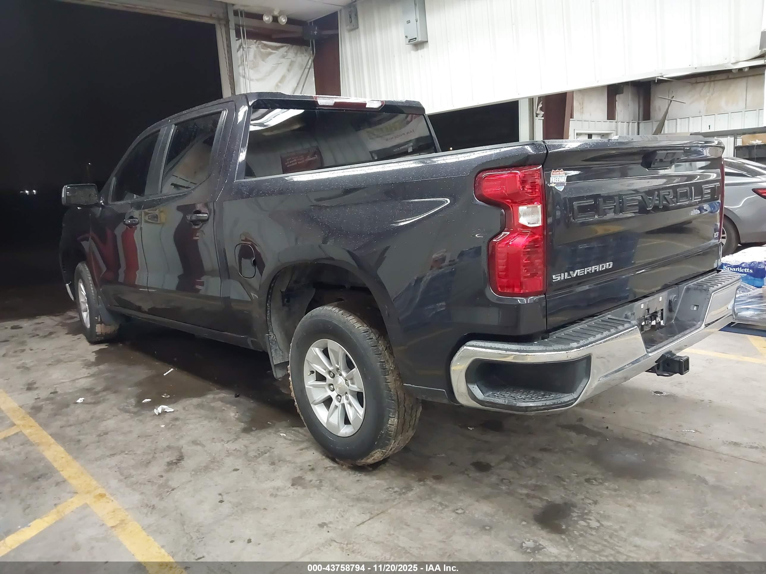 CHEVROLET SILVERADO image 3