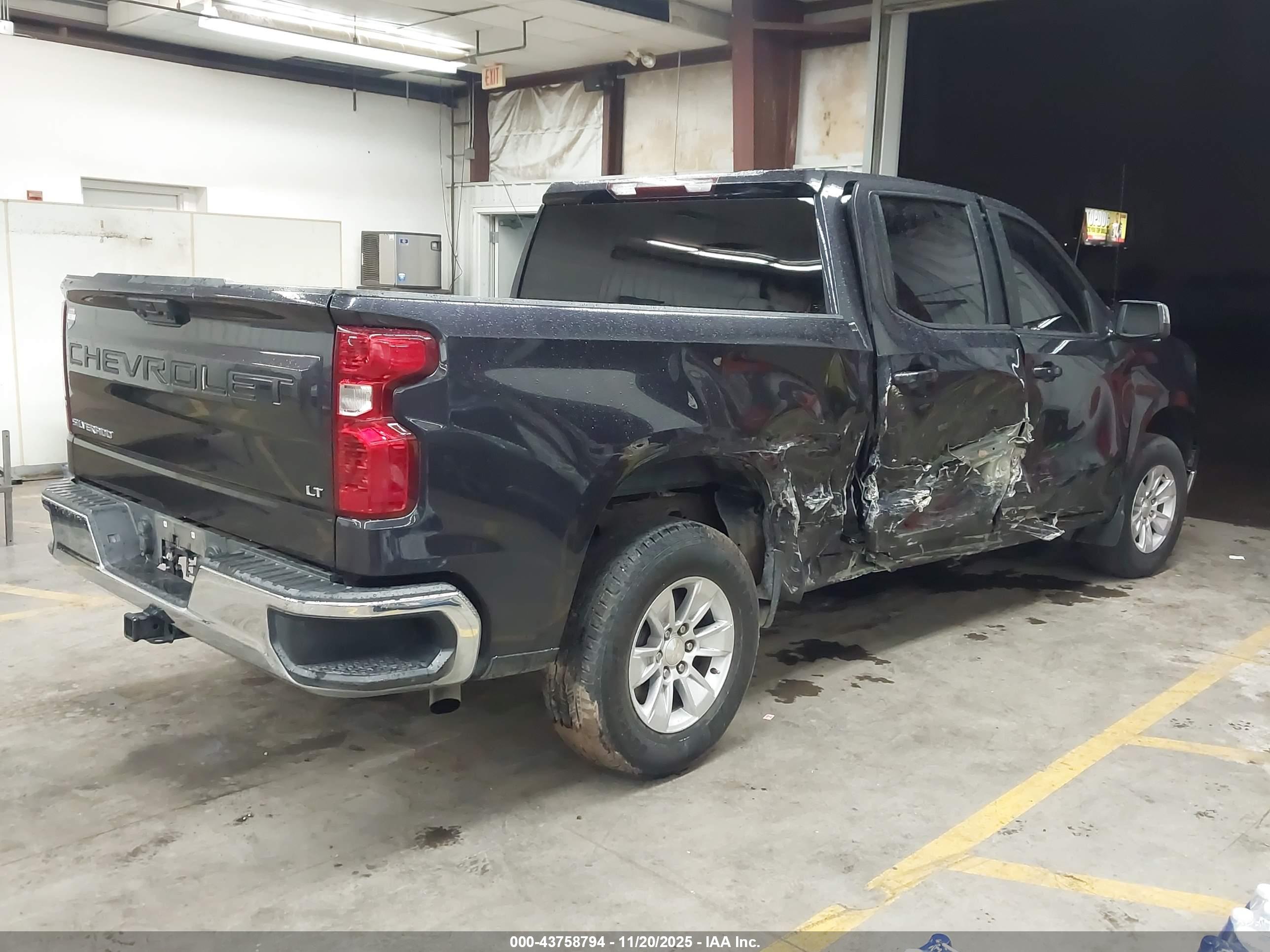 CHEVROLET SILVERADO image 4