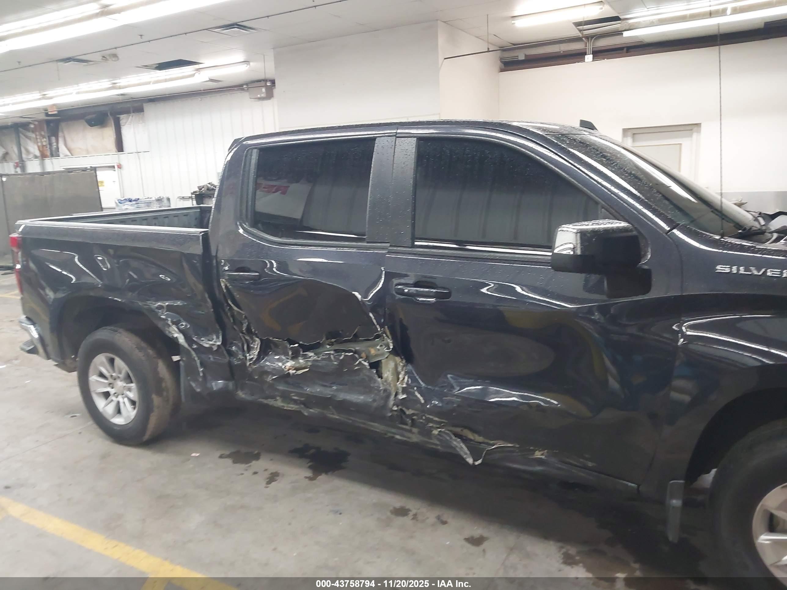 CHEVROLET SILVERADO image 6