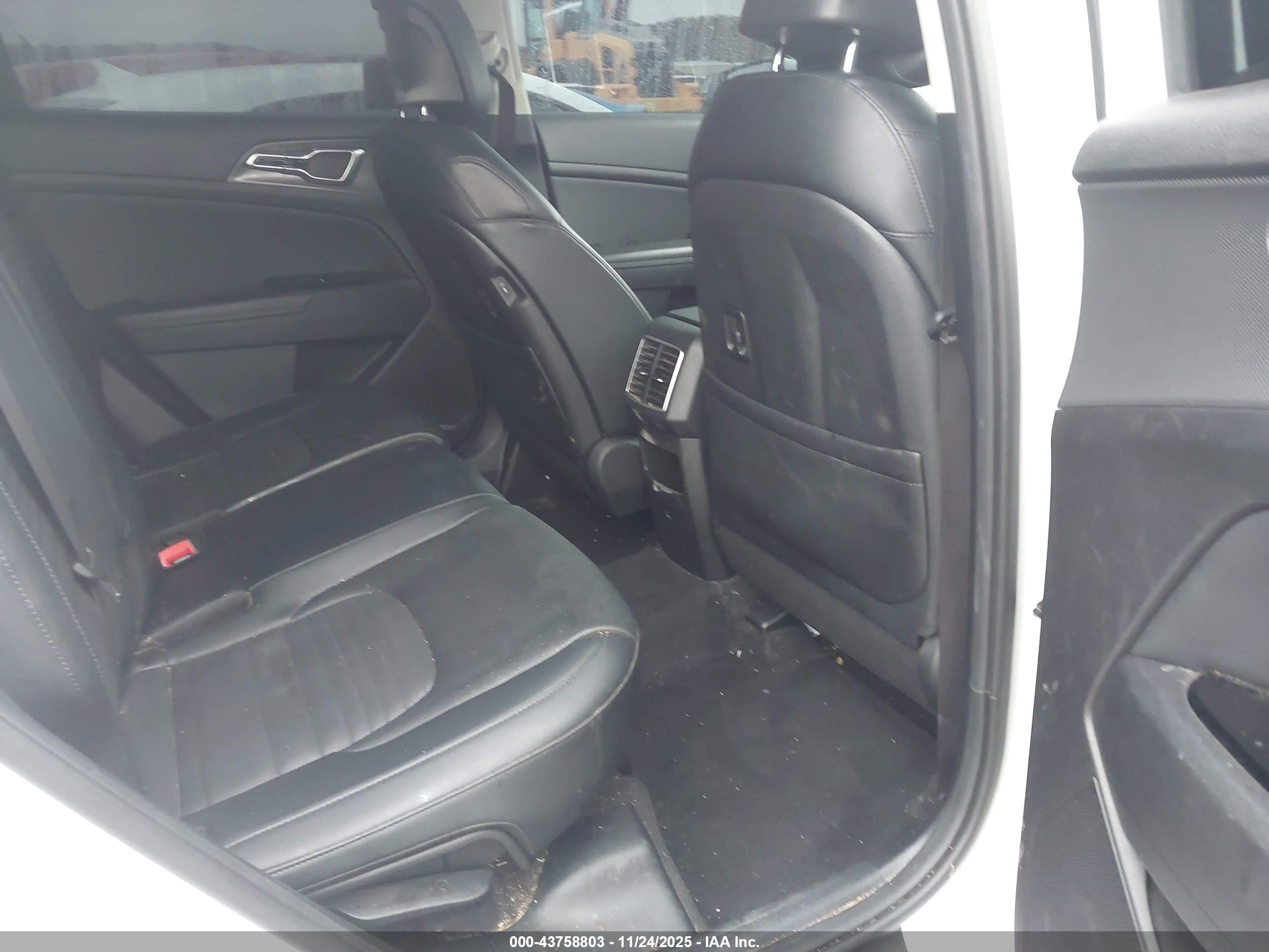 KIA SPORTAGE image 8