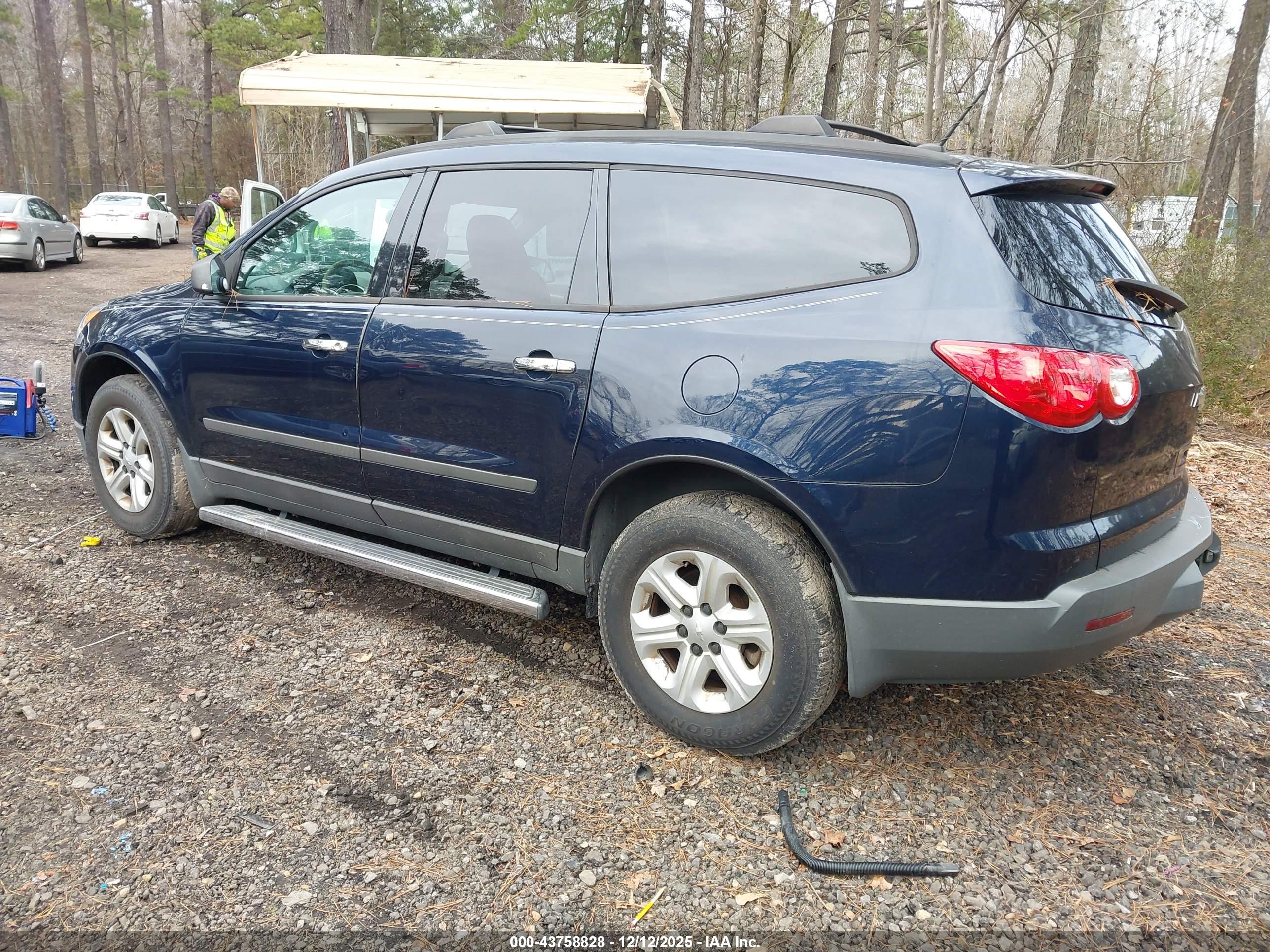 CHEVROLET TRAVERSE image 3