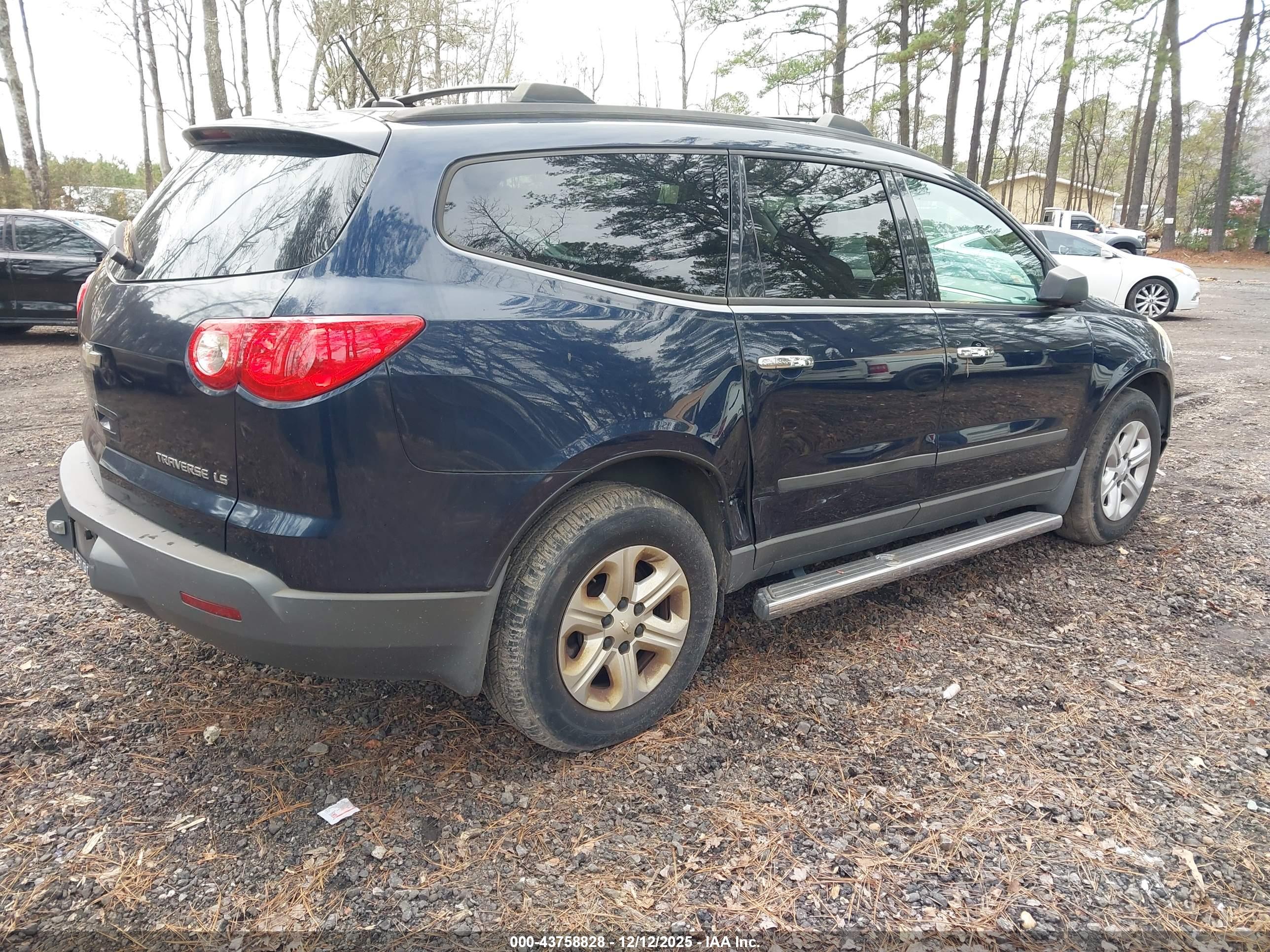 CHEVROLET TRAVERSE image 4