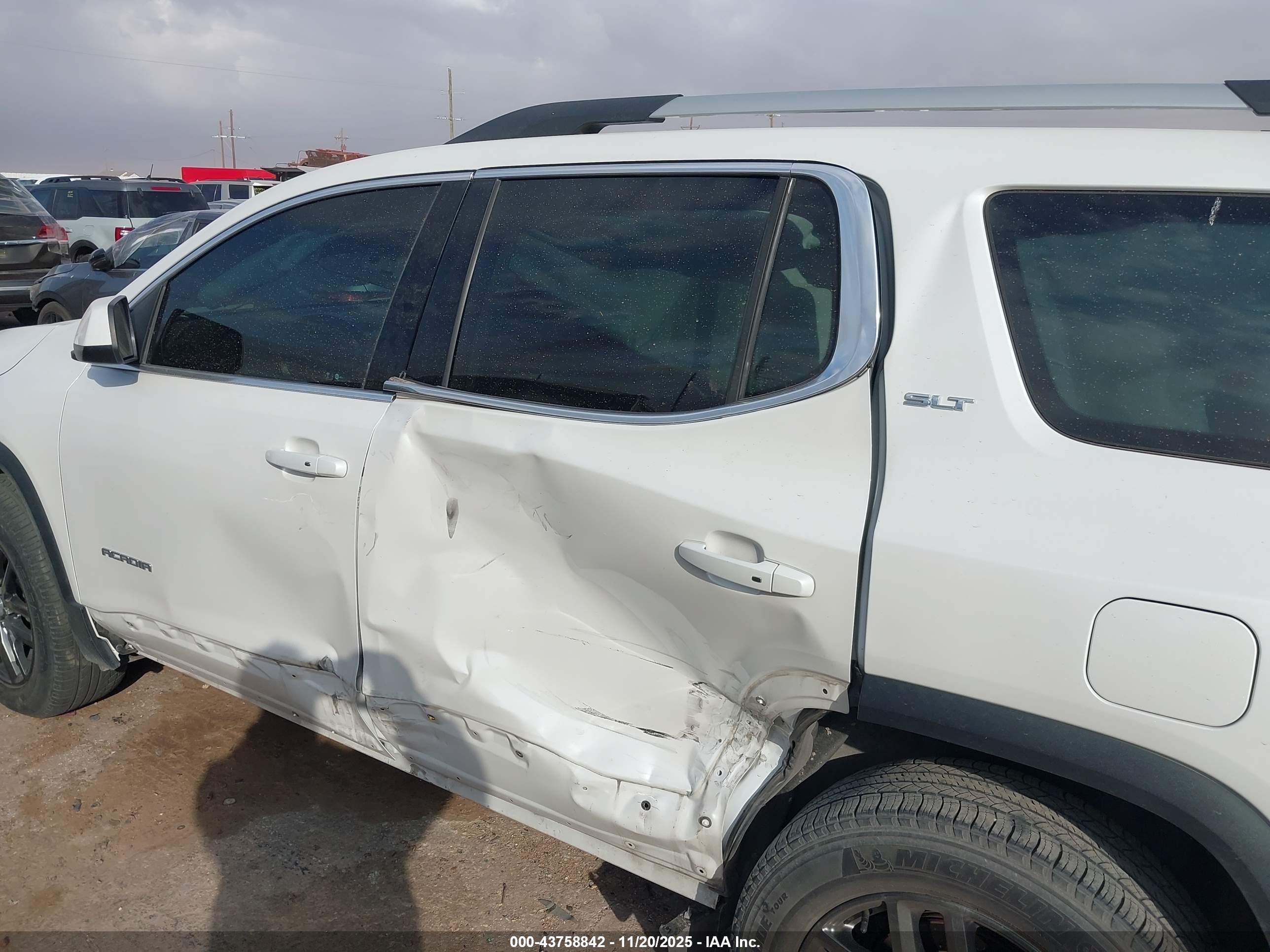 GMC ACADIA image 6