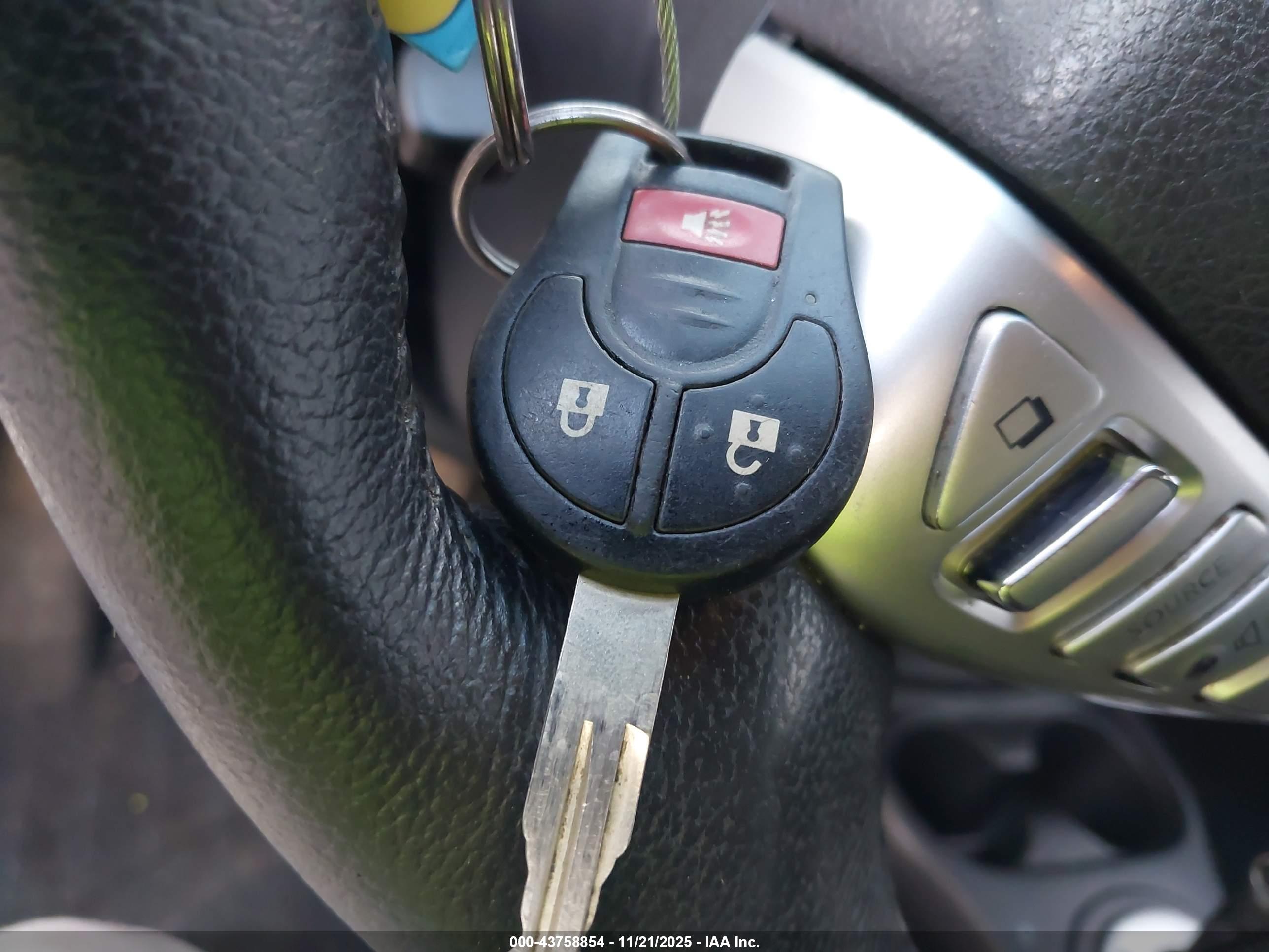 NISSAN VERSA image 11