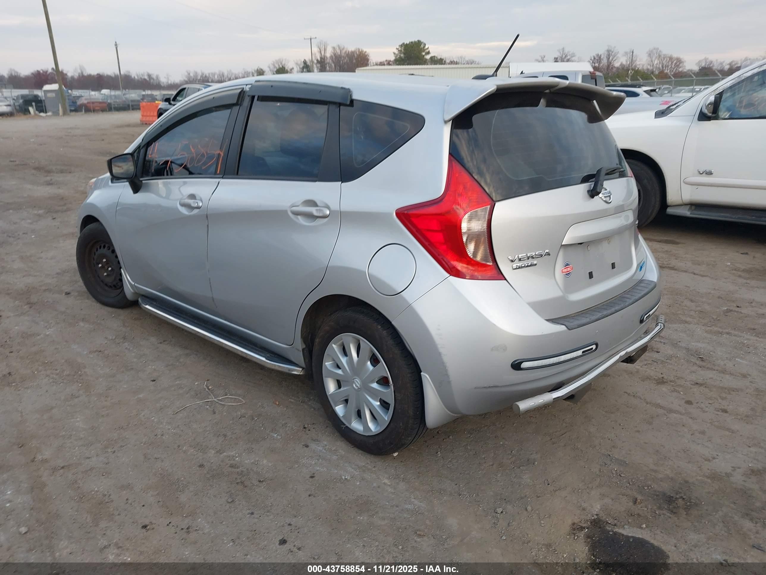 NISSAN VERSA image 3