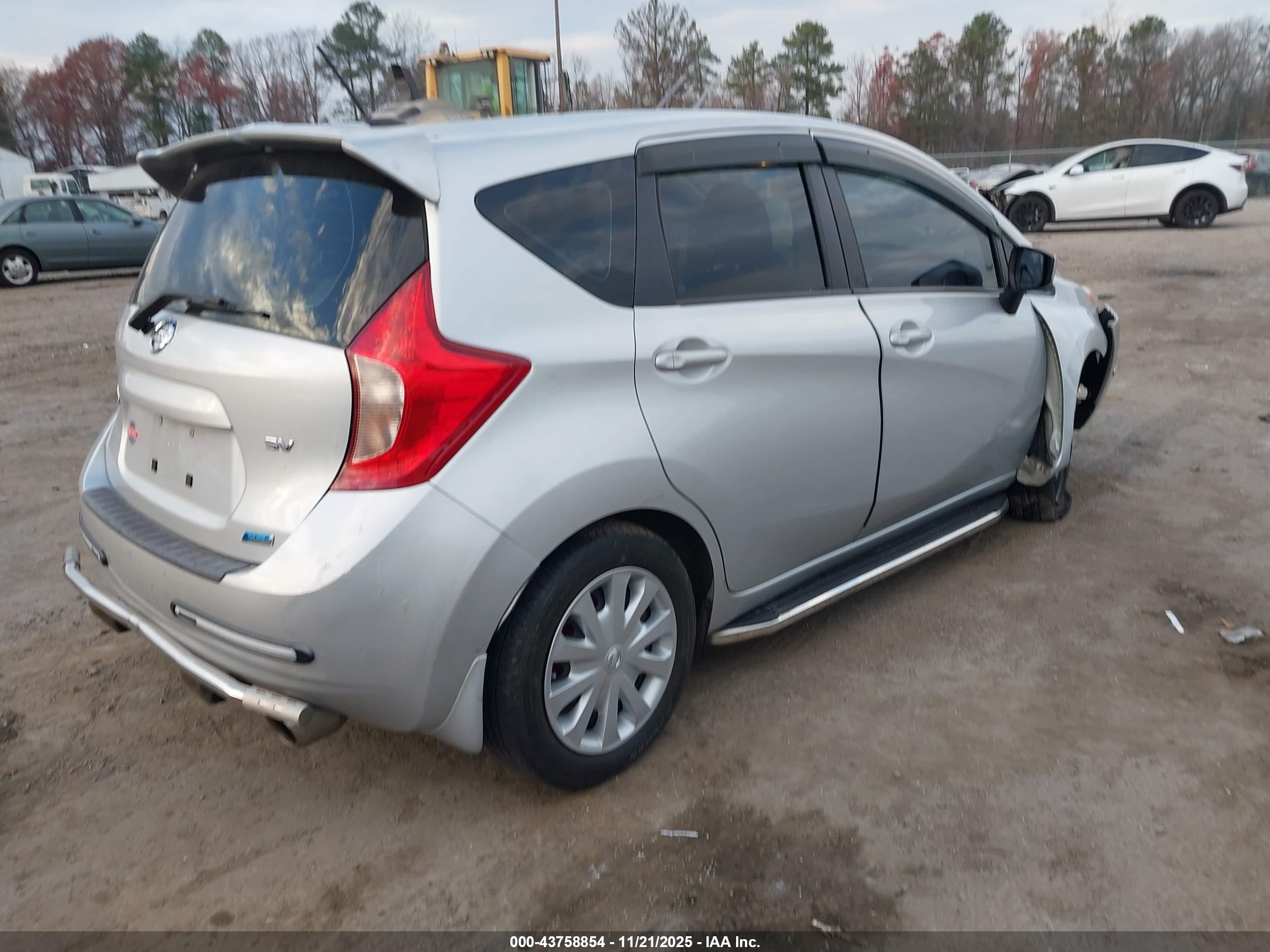 NISSAN VERSA image 4