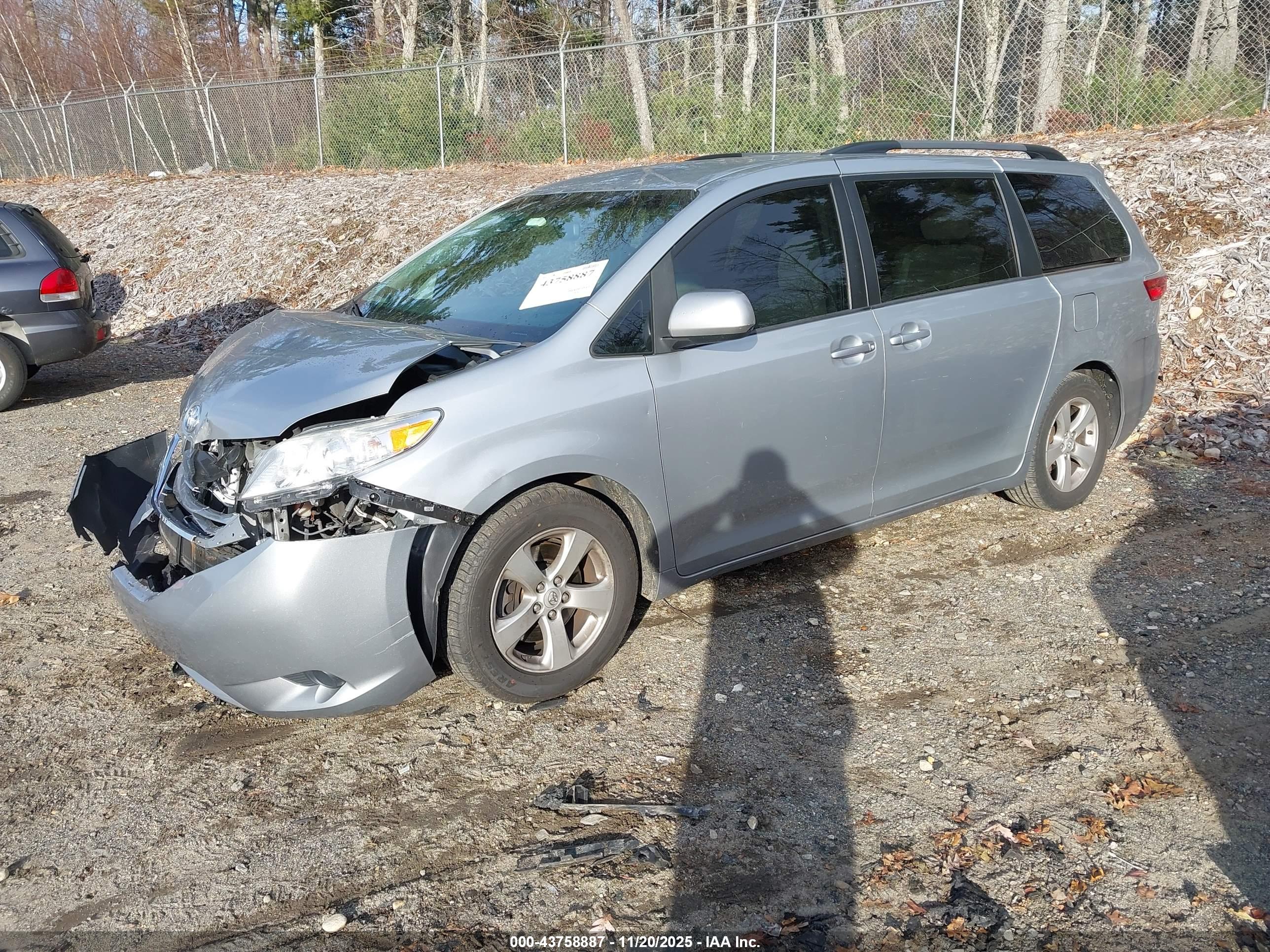 TOYOTA SIENNA image 2