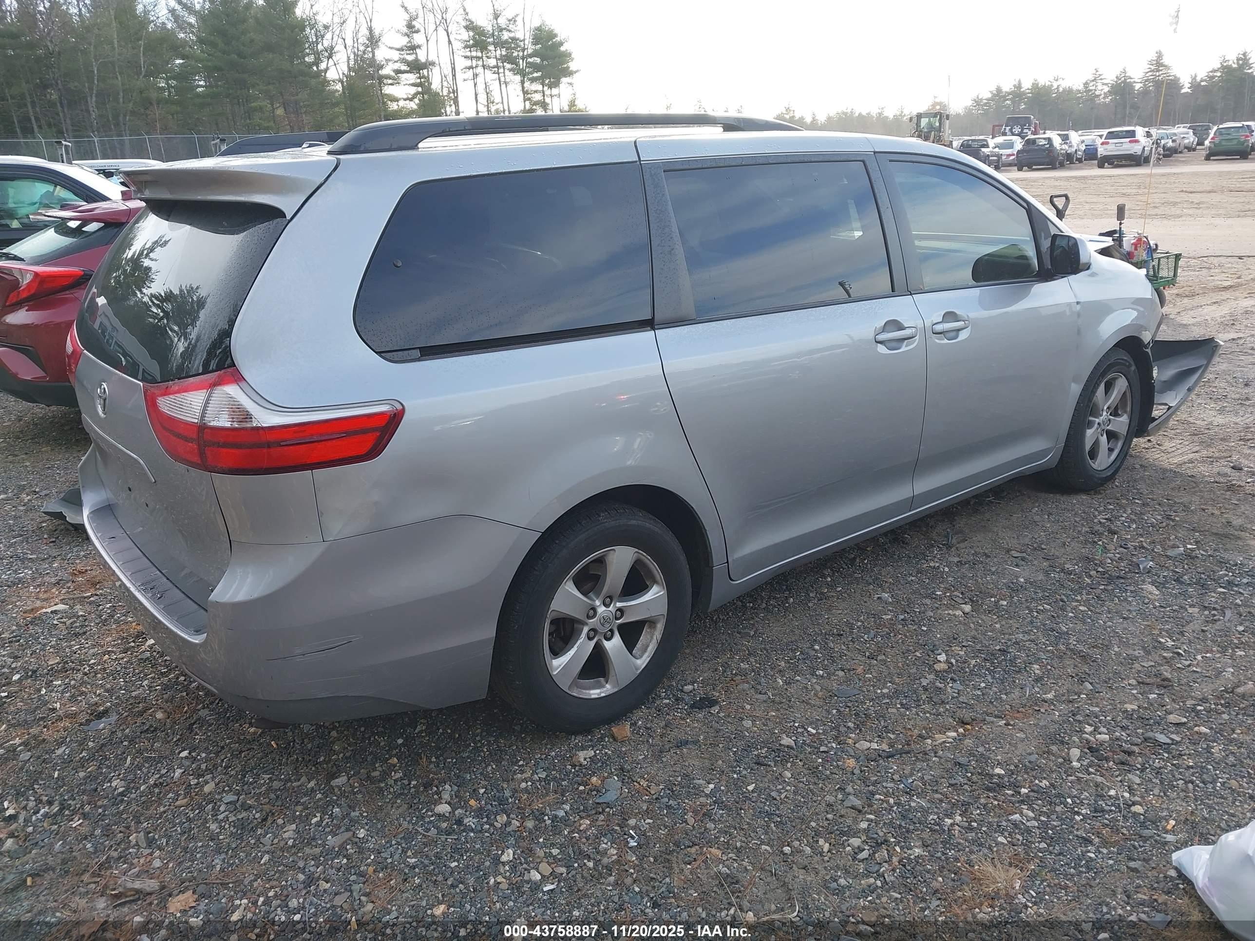 TOYOTA SIENNA image 4