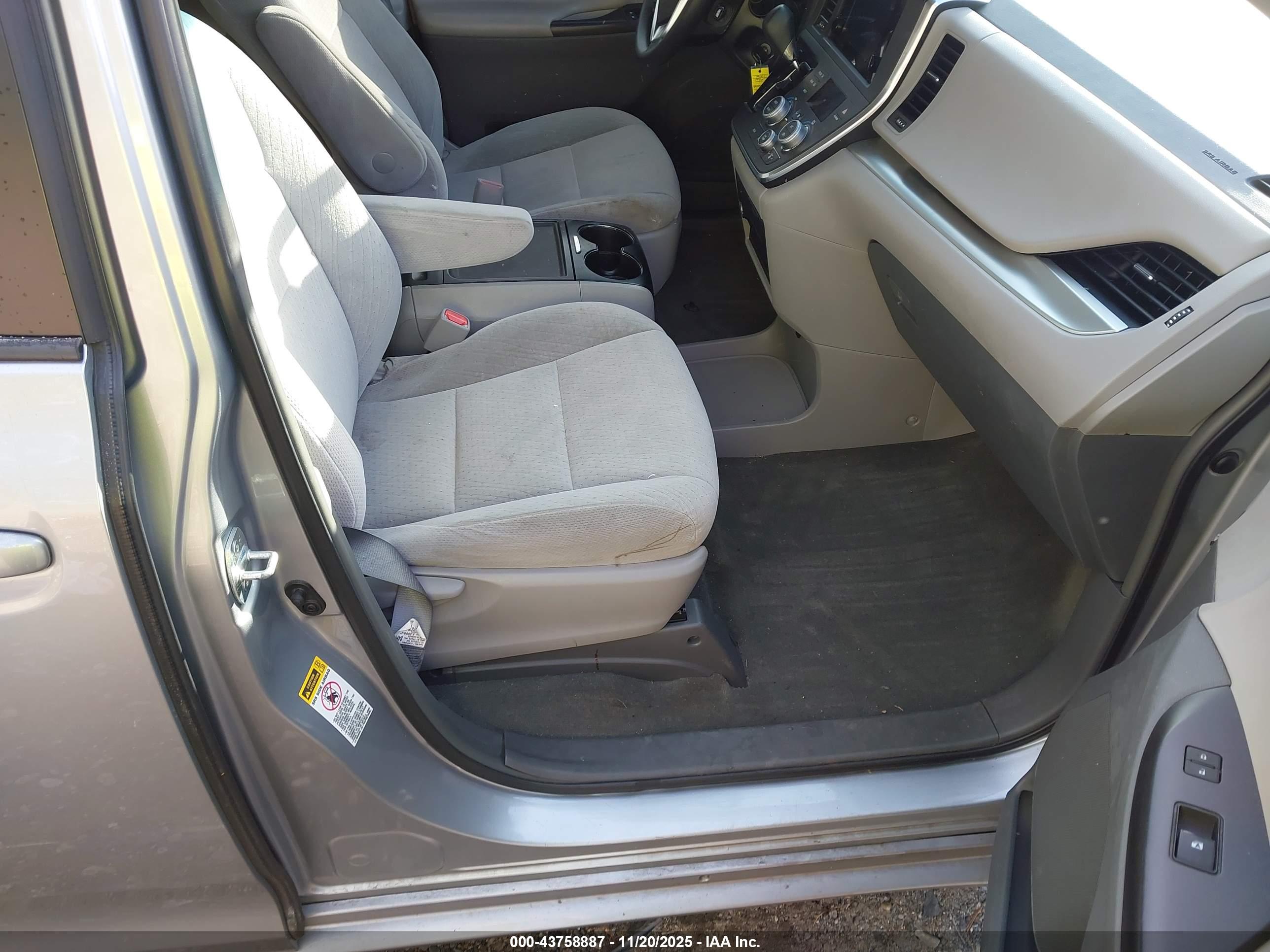 TOYOTA SIENNA image 5
