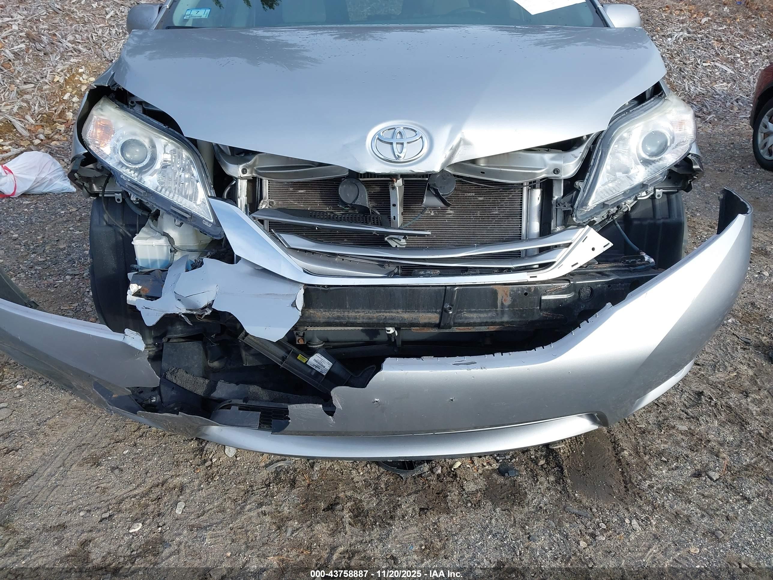 TOYOTA SIENNA image 6