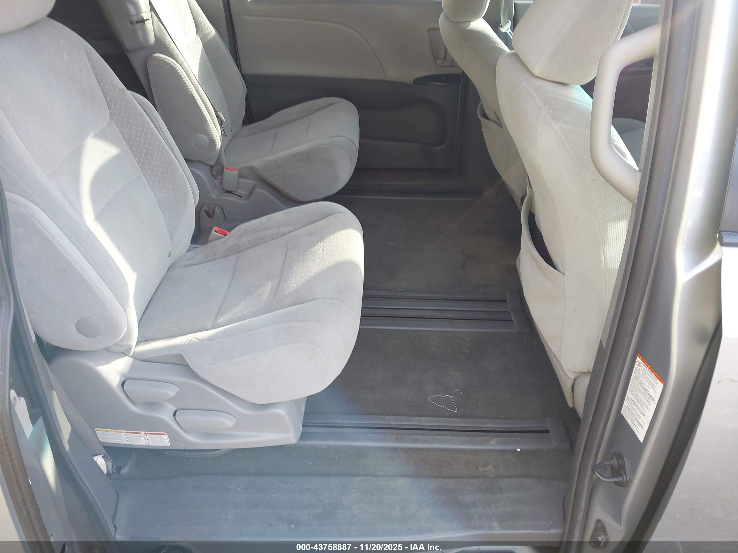 TOYOTA SIENNA image 8