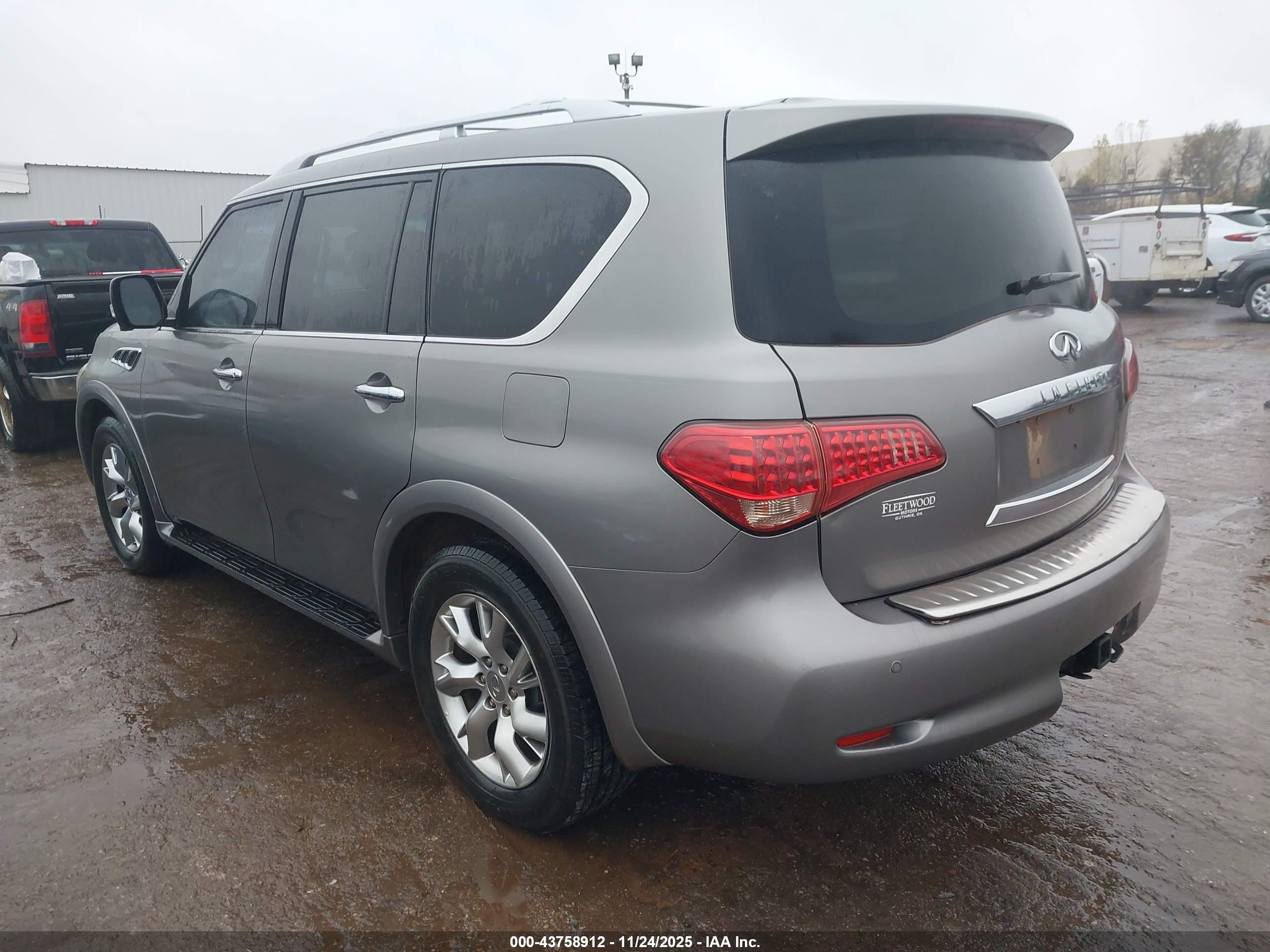 INFINITI QX56 image 3