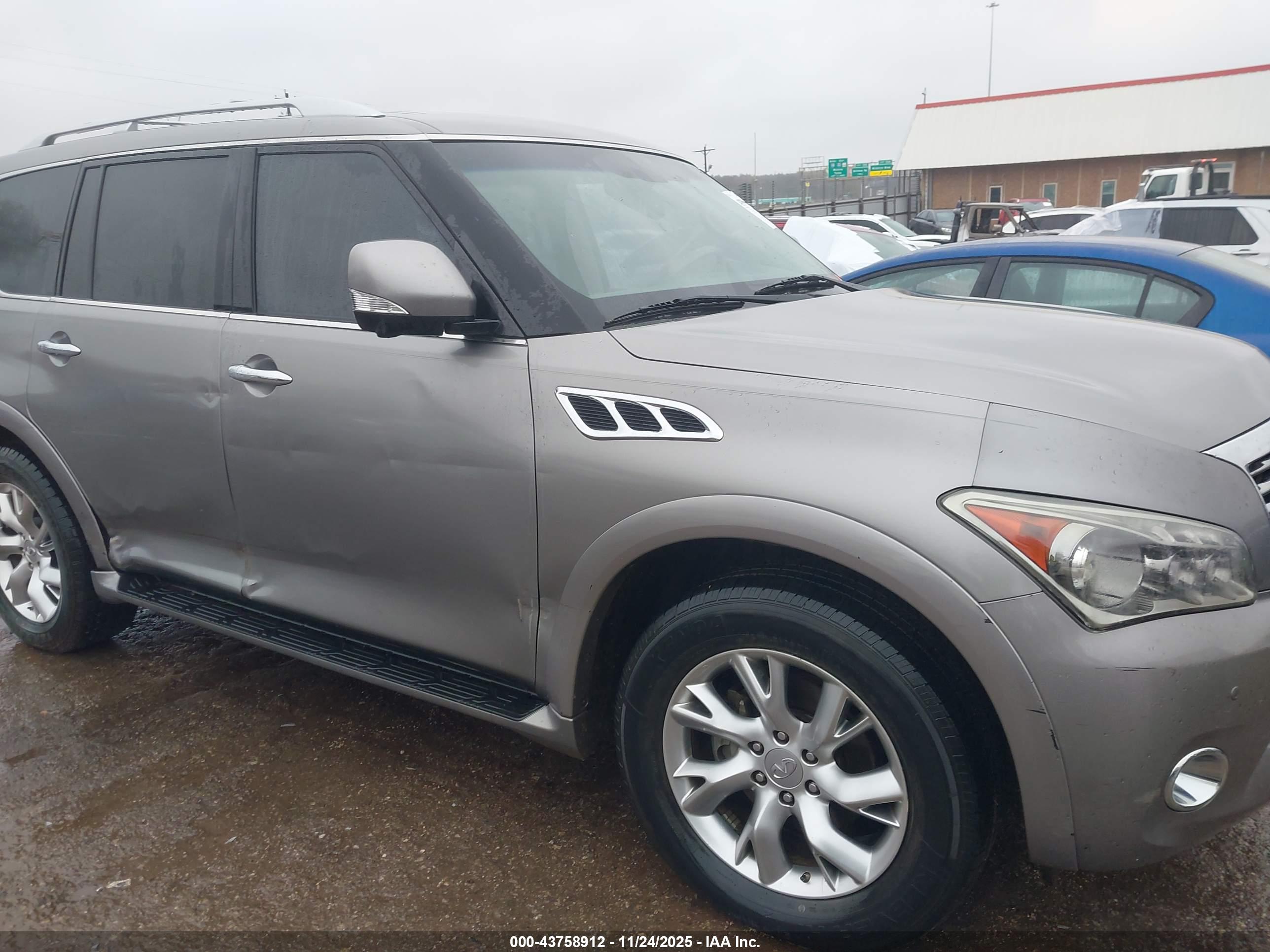 INFINITI QX56 image 6