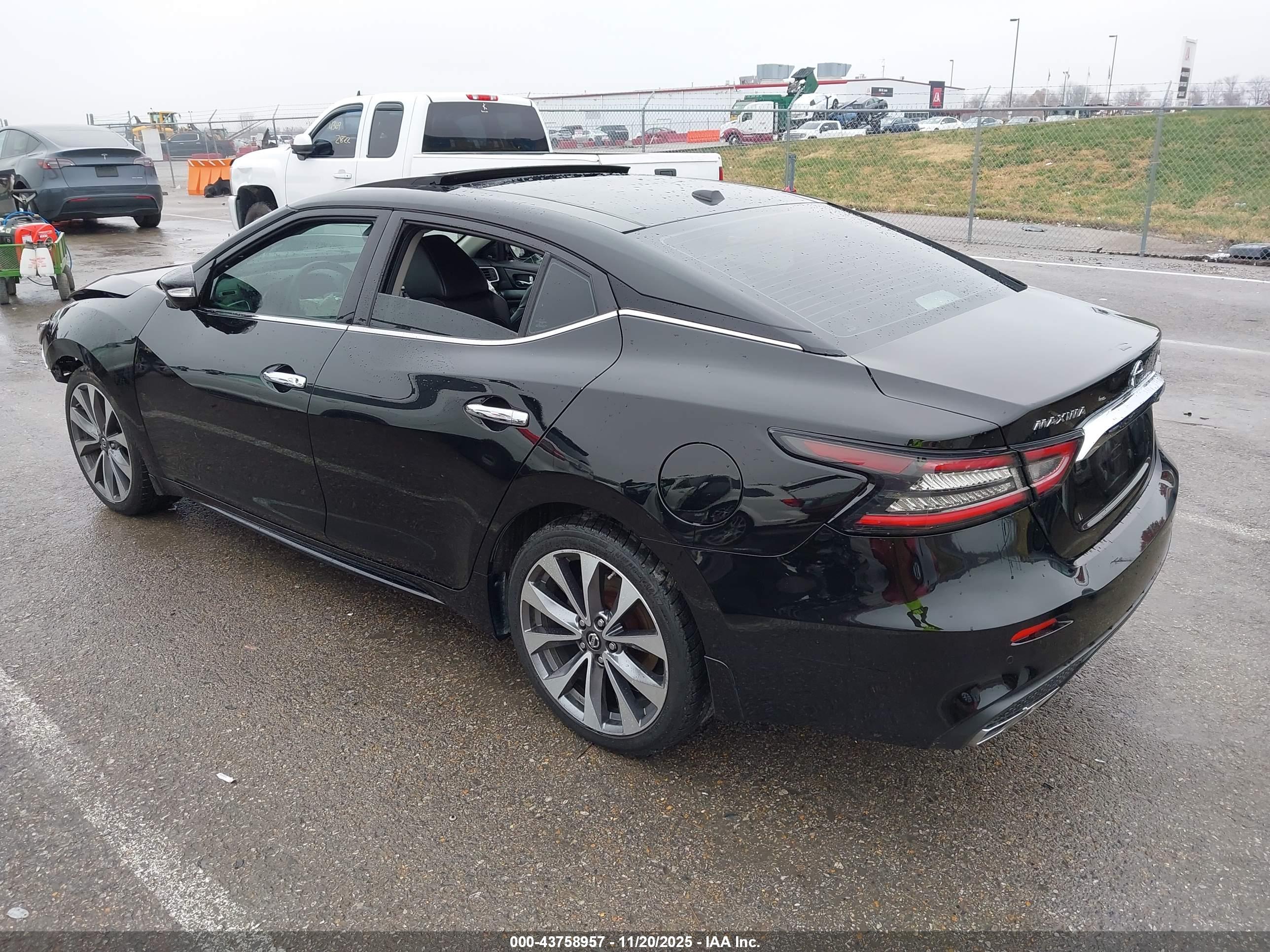 NISSAN MAXIMA image 3