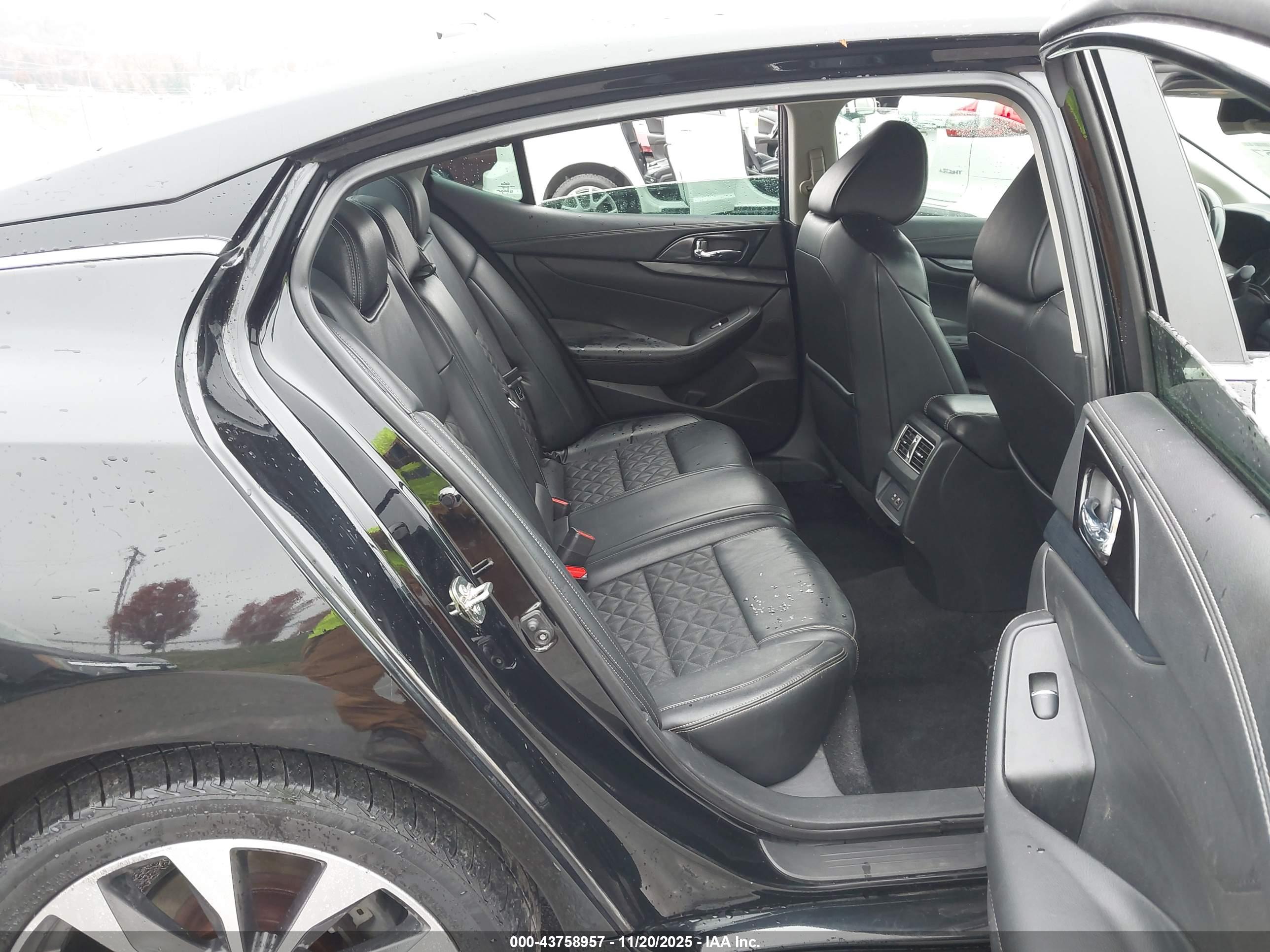 NISSAN MAXIMA image 8