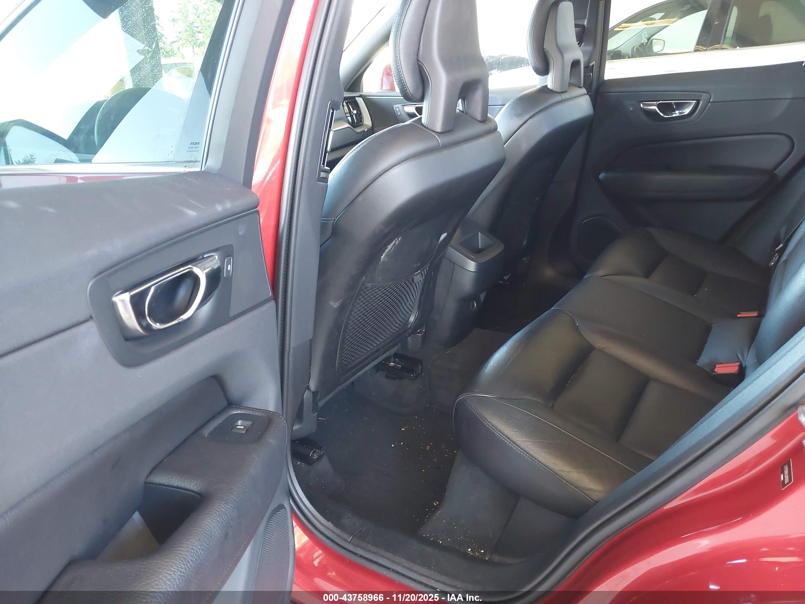 VOLVO XC60 image 8