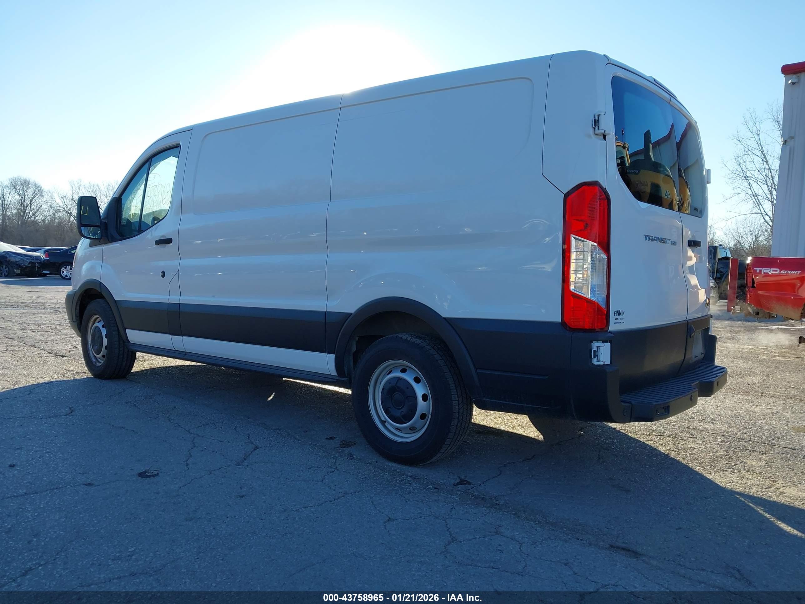FORD TRANSIT-150 image 3